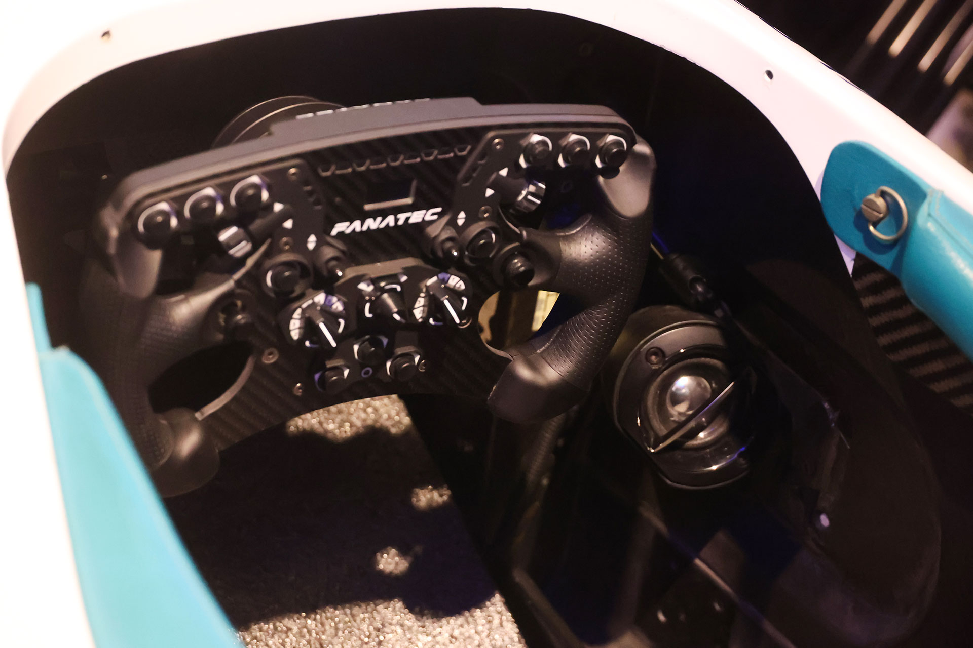 車両に乗り込むときは、ハンドルを曲げたスキマから片足ずつ入れていく