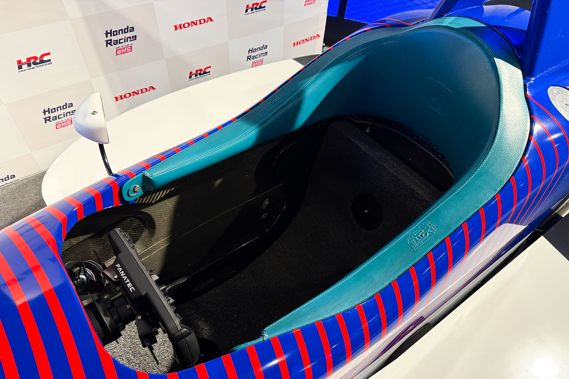 モノコックの中は想像以上に狭い