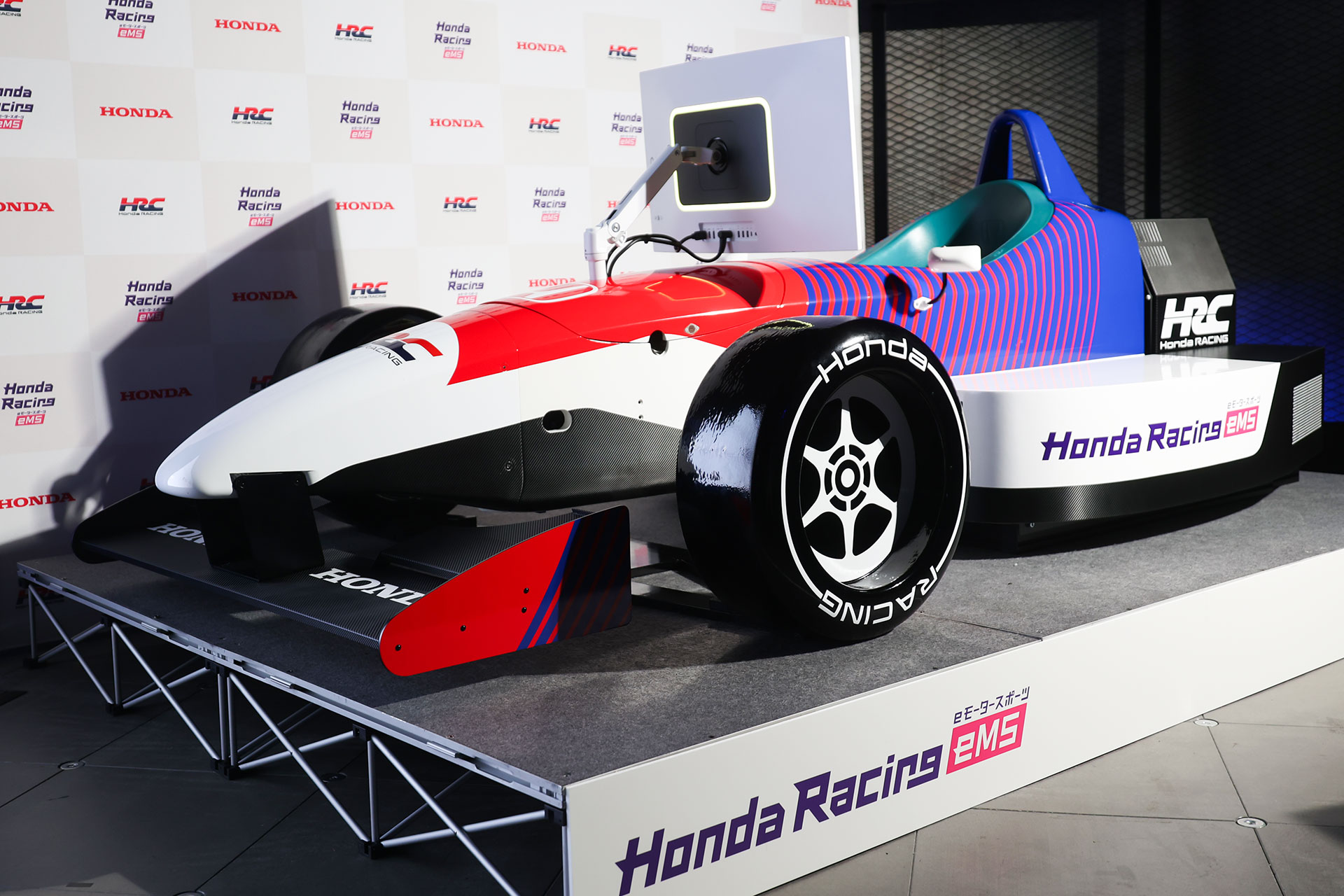 今回発表されたレーシング・シミュレーター筐体の「Honda eMS SIM-01」