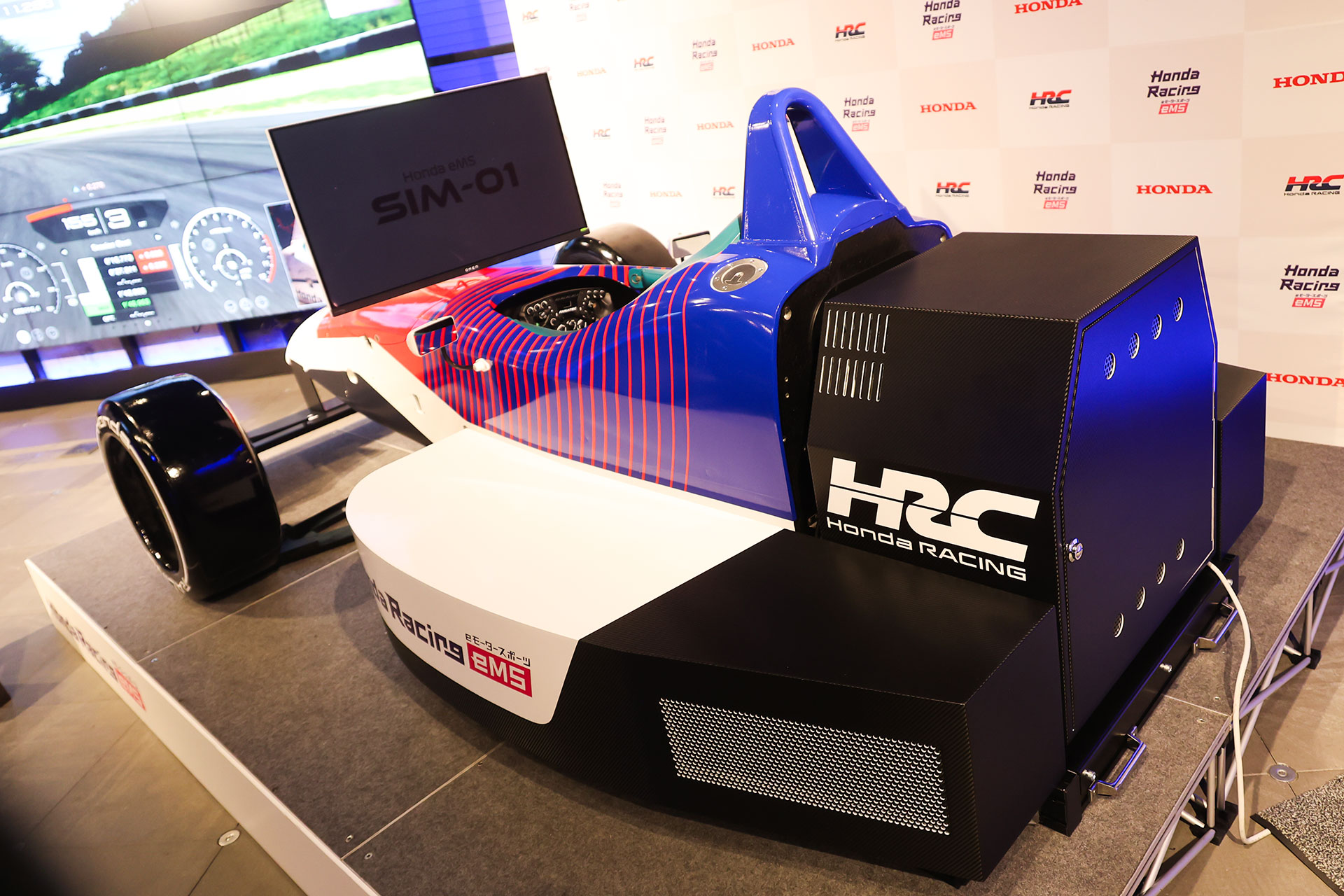 車両に乗り込むときは、靴を脱いでからサイドポンツーンの上に乗り、シートの中に入っていく