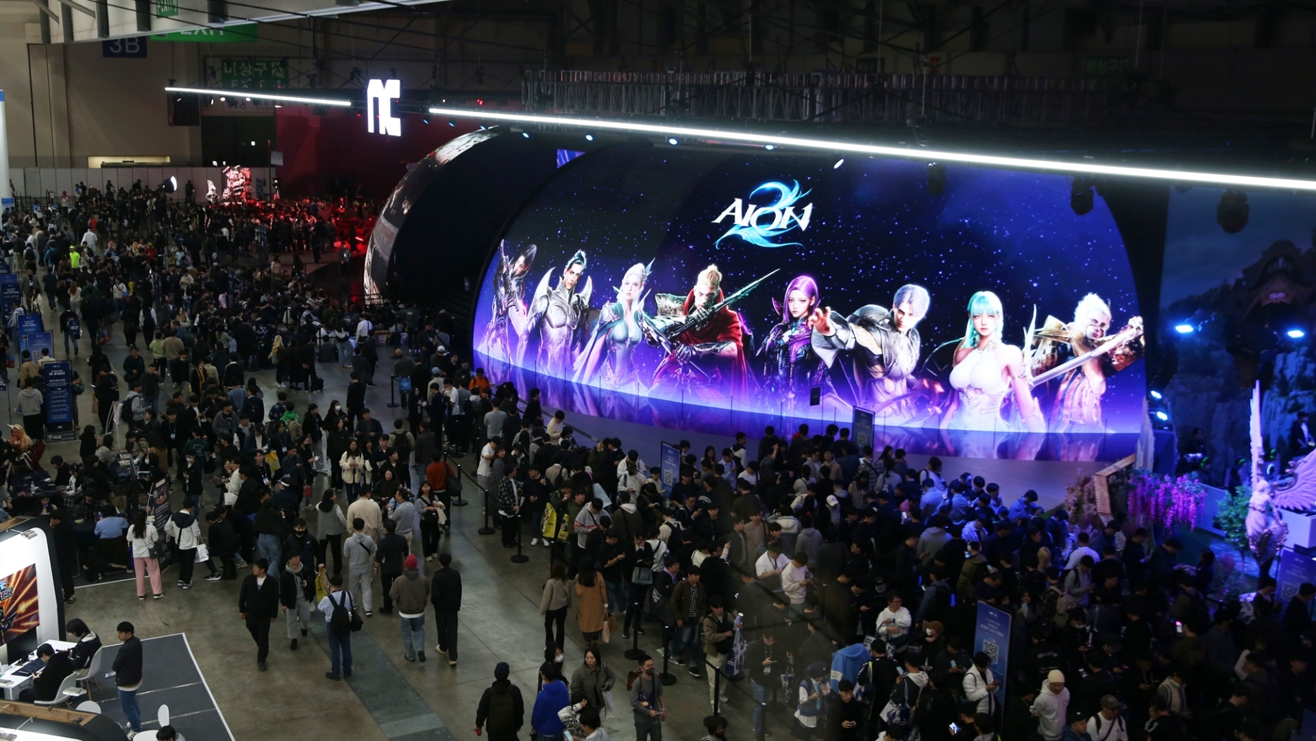 NCSOFTブースはメインスポンサーということもあり、中央にドーム型シアターを設置する豪華な展示だった