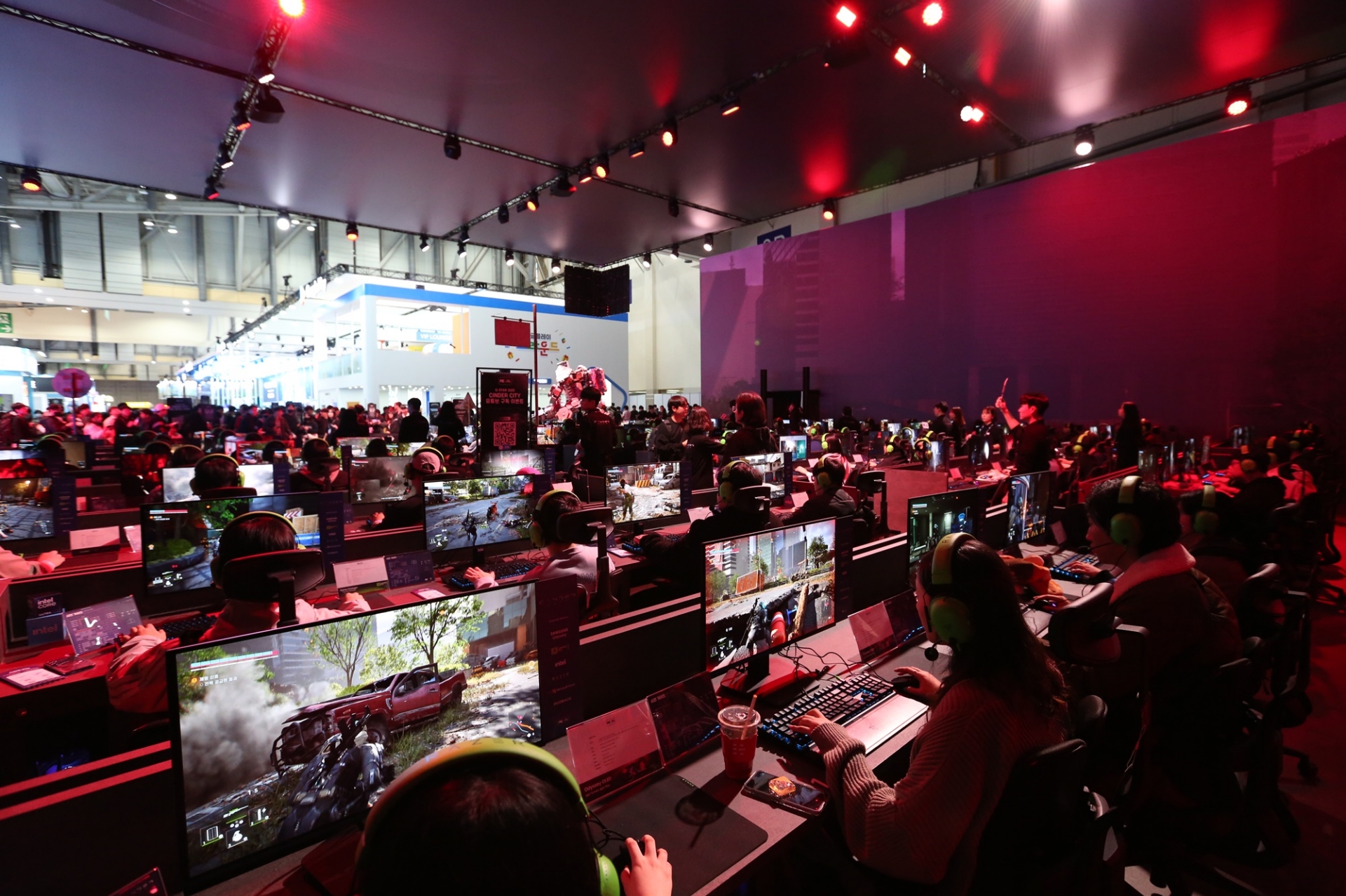 NCSOFTブース、「シンダーシティ」体験コーナー