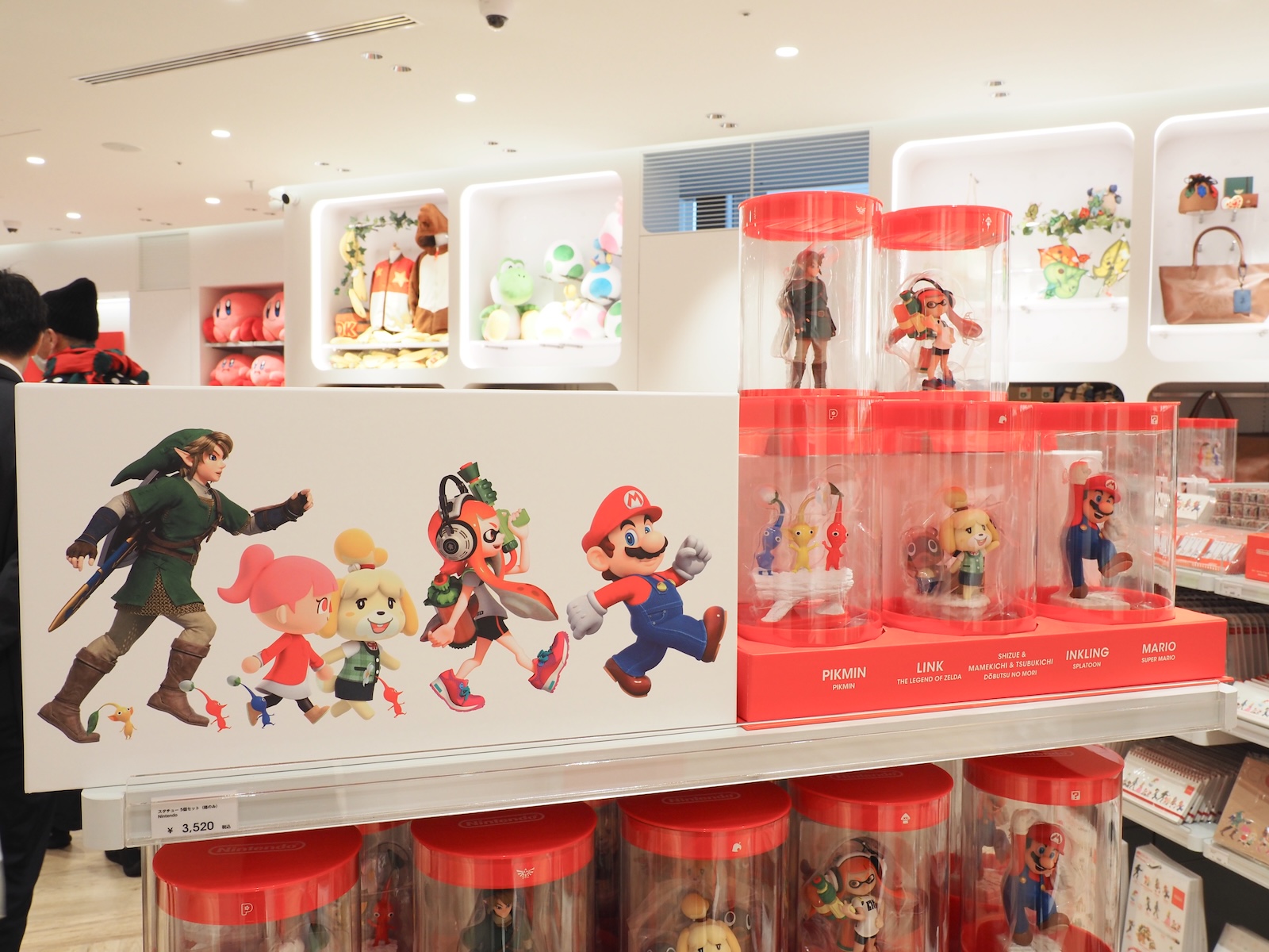 定番グッズのミニサイズスタチューももちろん販売されている