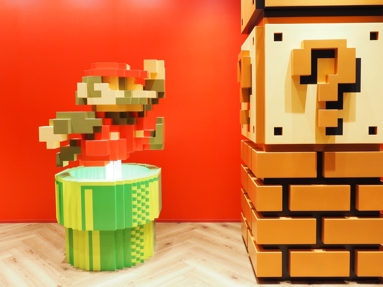 ドット絵のマリオと記念撮影が可能だ