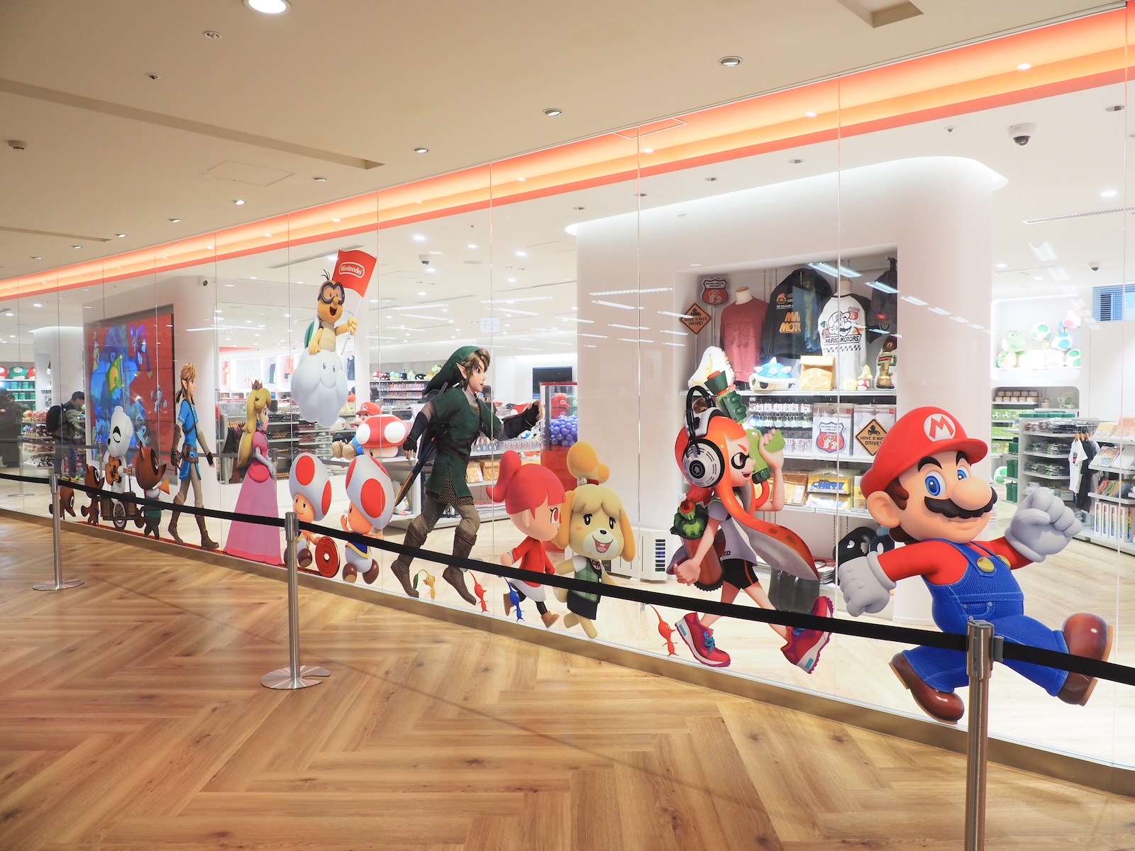 ガラスには恒例となっている任天堂キャラクターの大行進が描かれている