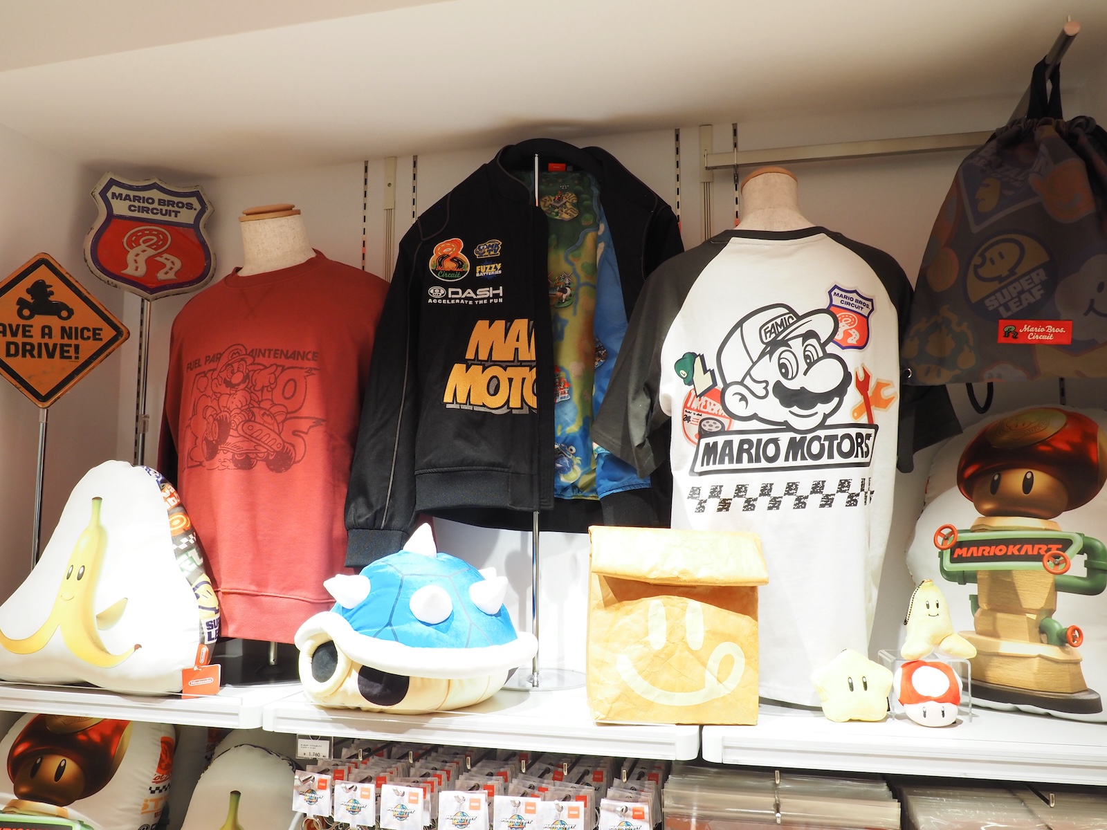「Nintendo FUKUOKA」のオープンと同日に販売開始となった「マリオカート ワールド」のグッズ