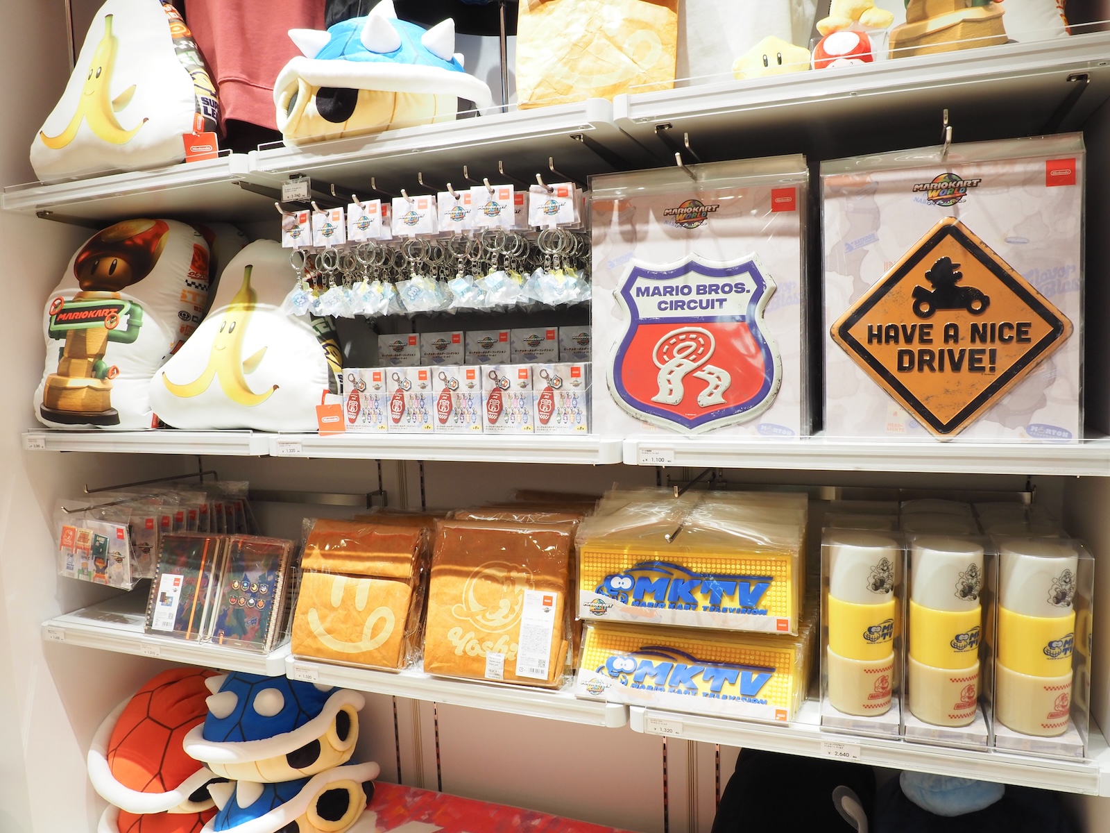 アパレルアイテムや雑貨など、幅広いアイテムがラインナップ