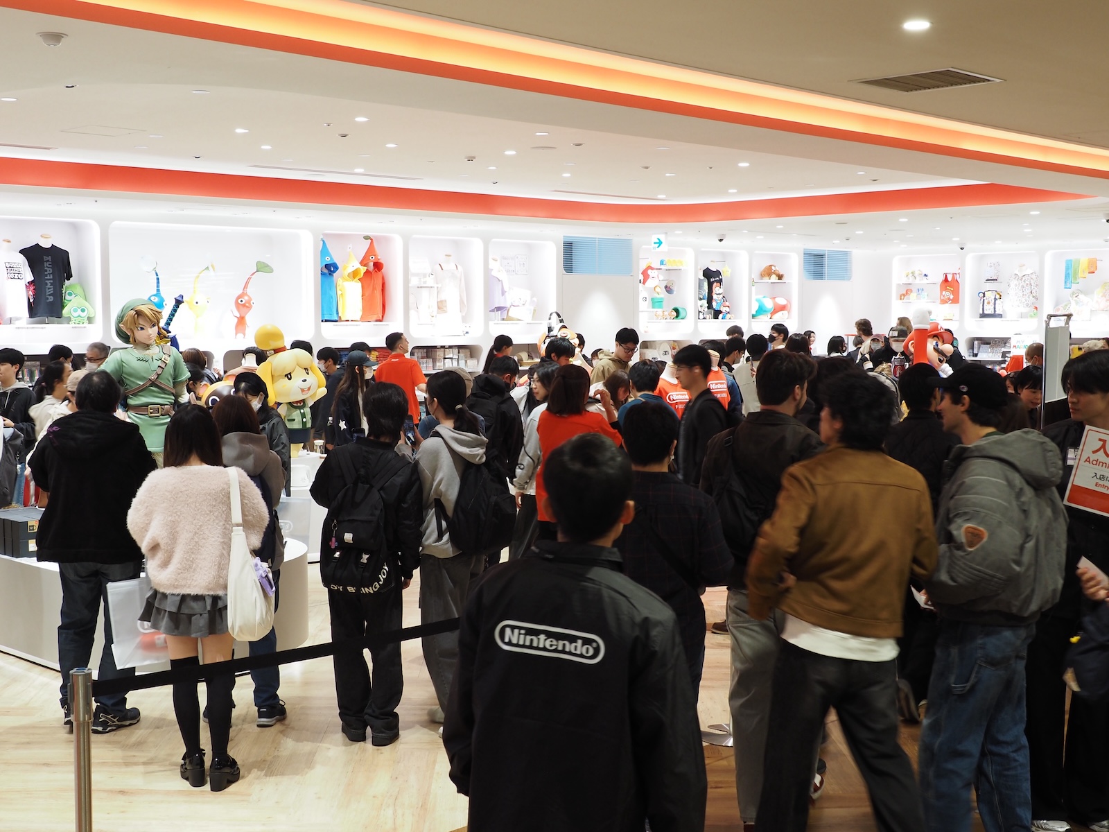 平日にも関わらず、九州各地からファンが来店し、10時のオープンと同時に店内はいっぱいになった