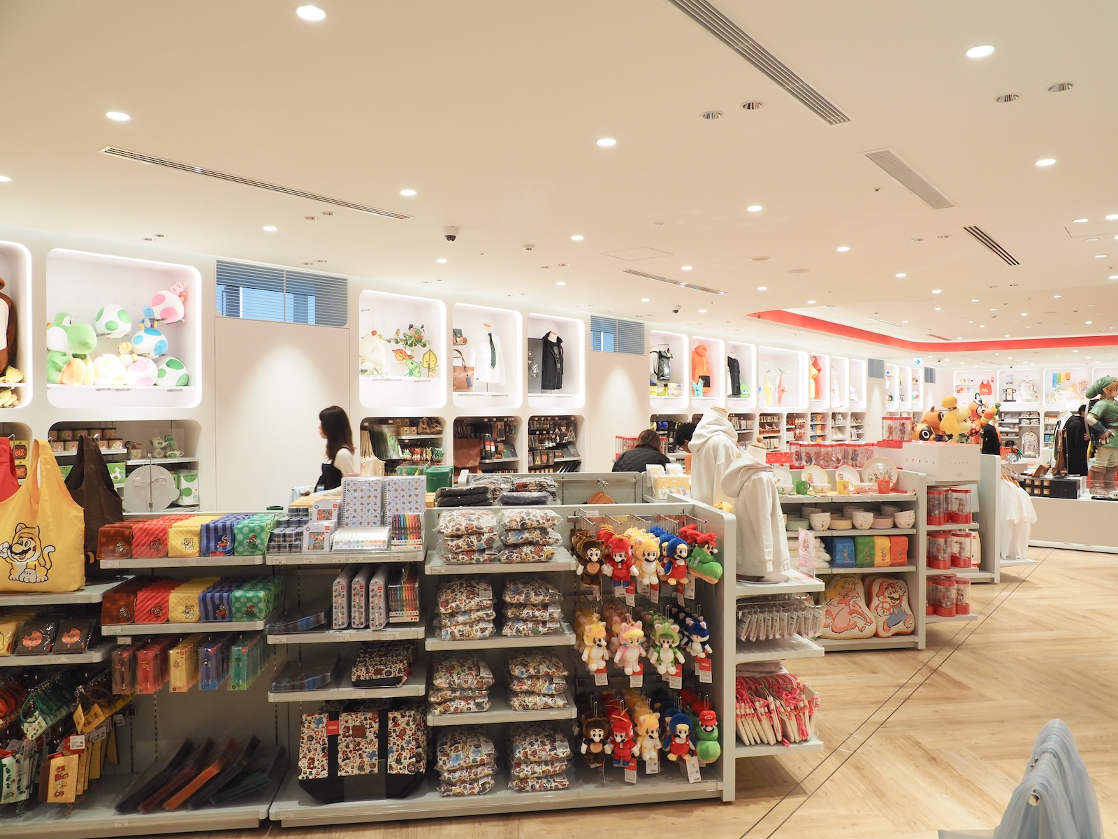 広々とした店内でゆったりお買い物ができる