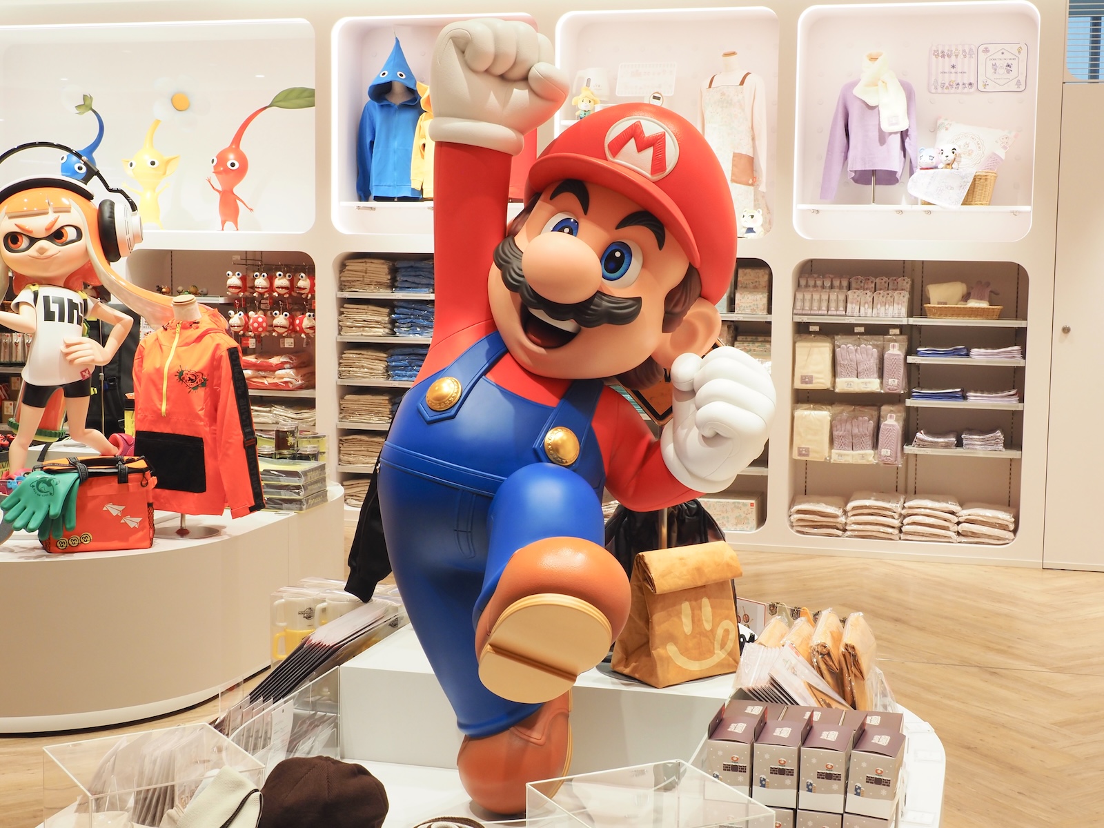 こちらも恒例のスタチュー。看板キャラクターのマリオのほか……