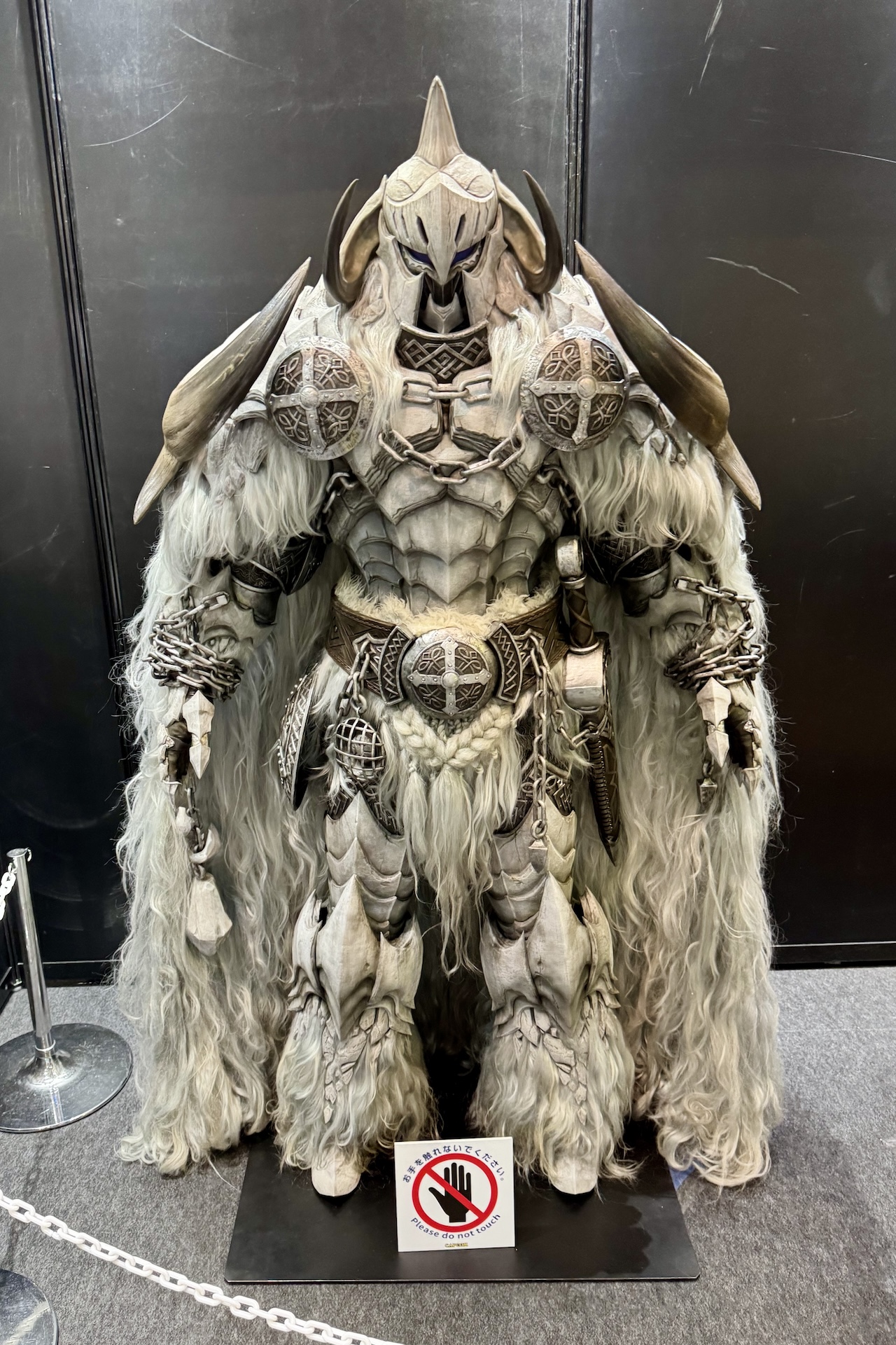 迫力ある「モンハンワイルズ」のスタチューが展示！ 写真撮影もOKとのことだ