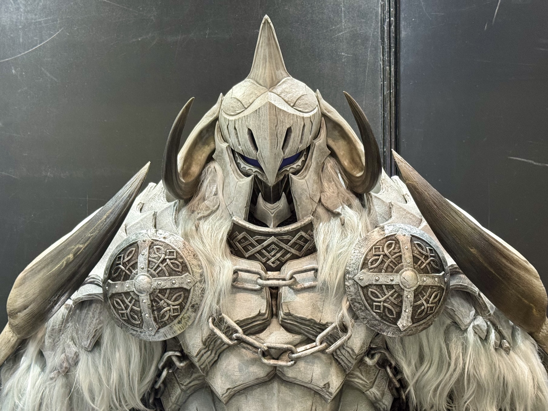 迫力ある「モンハンワイルズ」のスタチューが展示！ 写真撮影もOKとのことだ