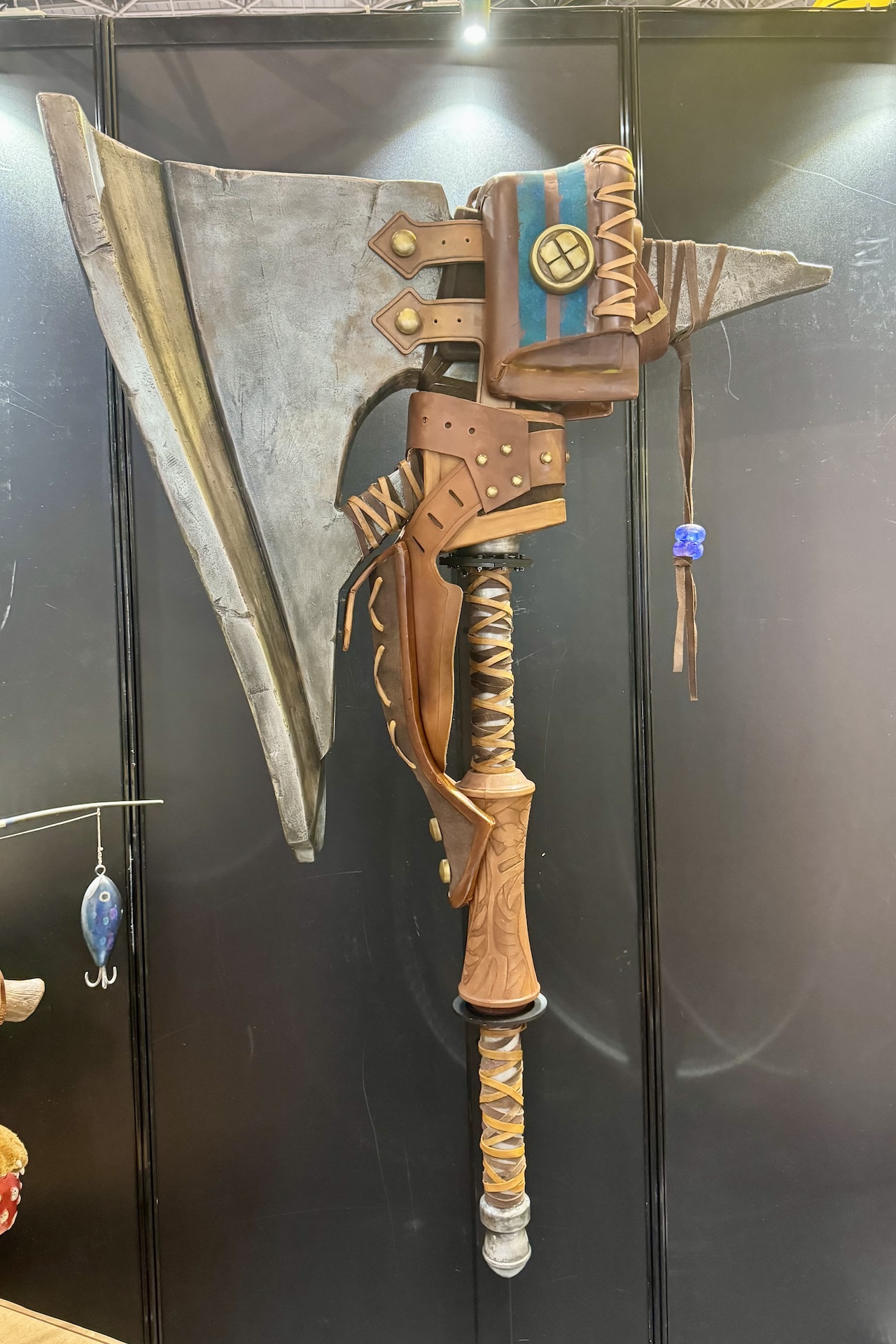 迫力ある「モンハンワイルズ」のスタチューが展示！ 写真撮影もOKとのことだ