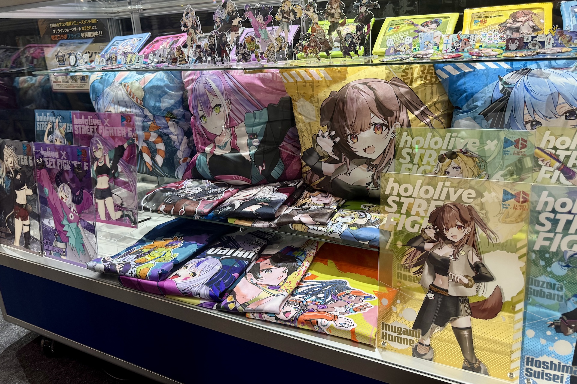 POPUPショップにはカプコンタイトルのグッズがずらり。魅力的な景品がラインナップされているカプくじにも挑戦できる