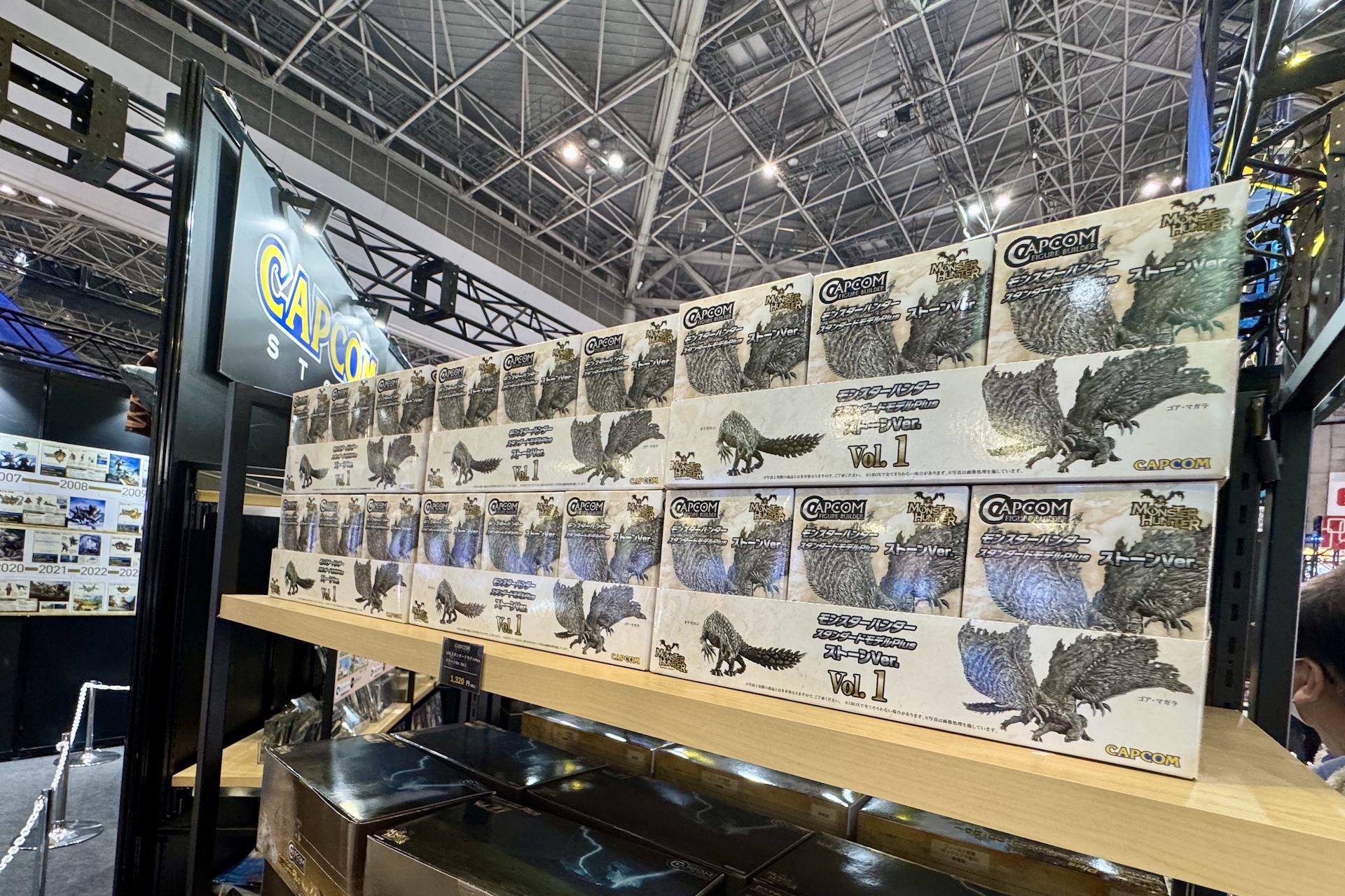 POPUPショップにはカプコンタイトルのグッズがずらり。魅力的な景品がラインナップされているカプくじにも挑戦できる