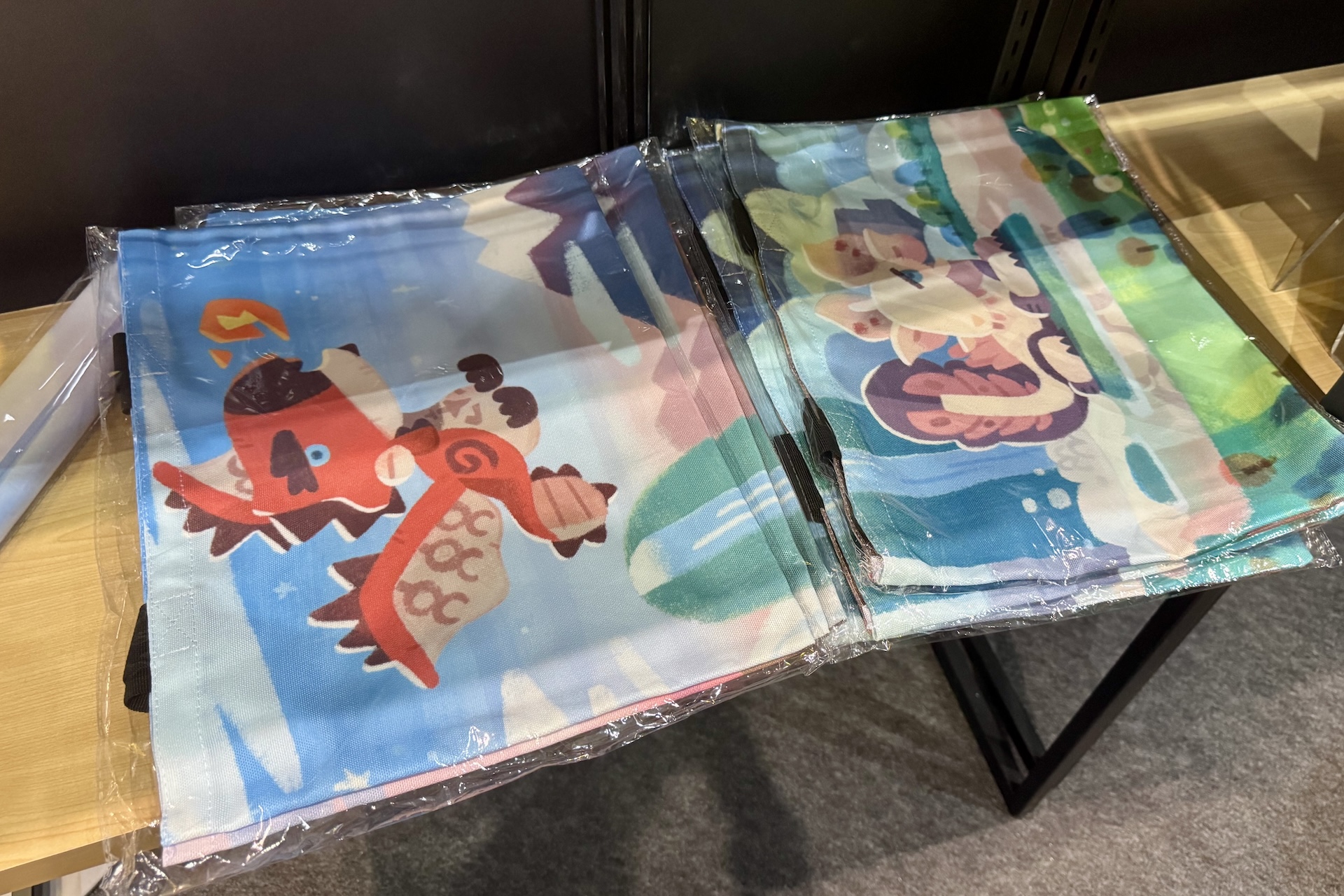 POPUPショップにはカプコンタイトルのグッズがずらり。魅力的な景品がラインナップされているカプくじにも挑戦できる