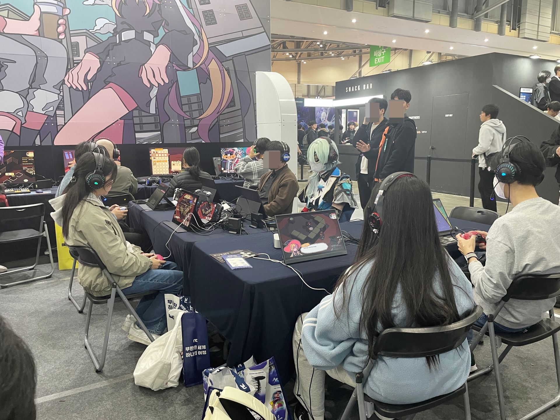 「HIPS N NOSES」ブース。試遊する人たちで賑わっていた