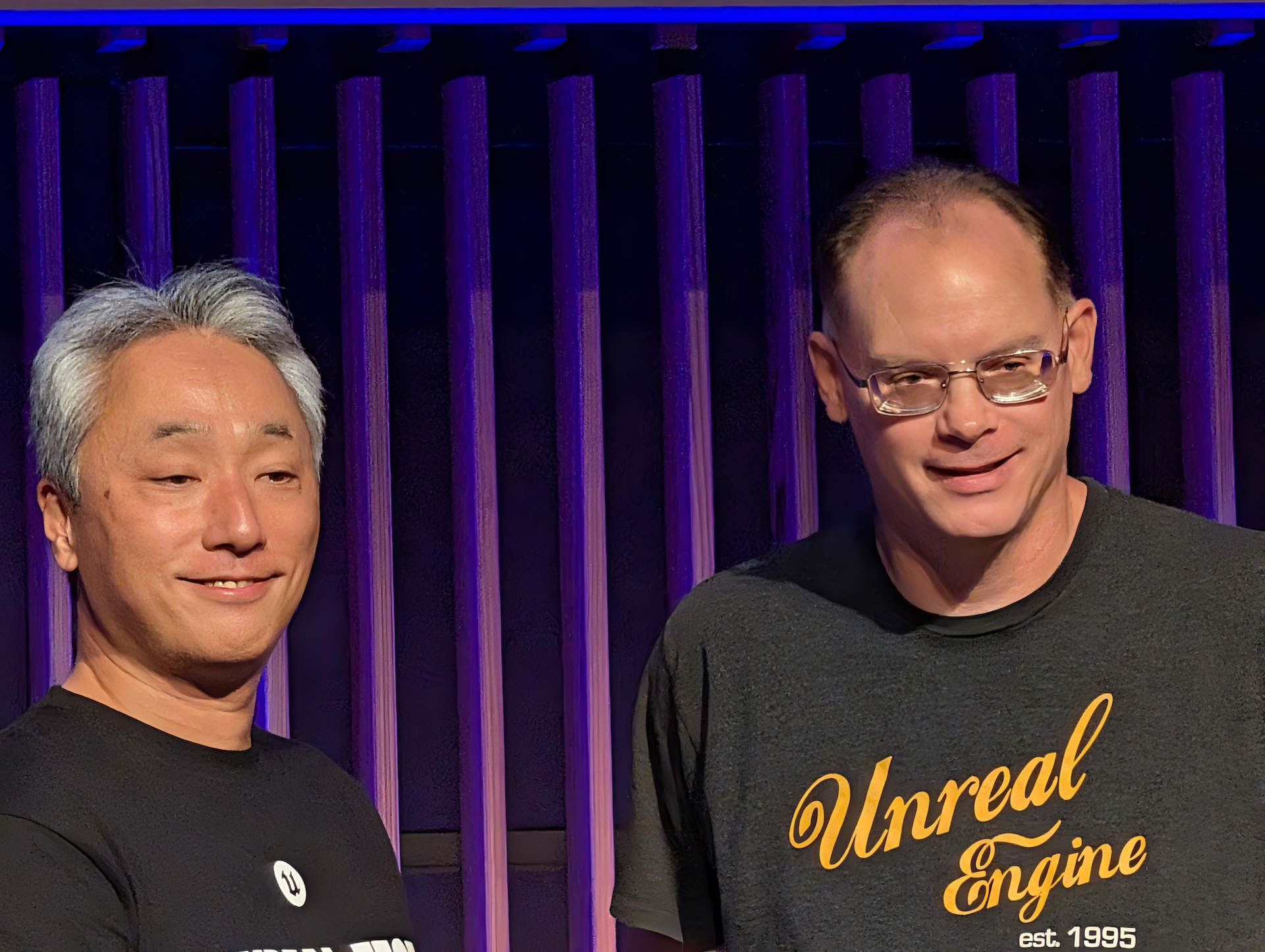 基調講演後のフォトセッションで笑顔を見せる河崎高之氏とティム・スウィーニー氏