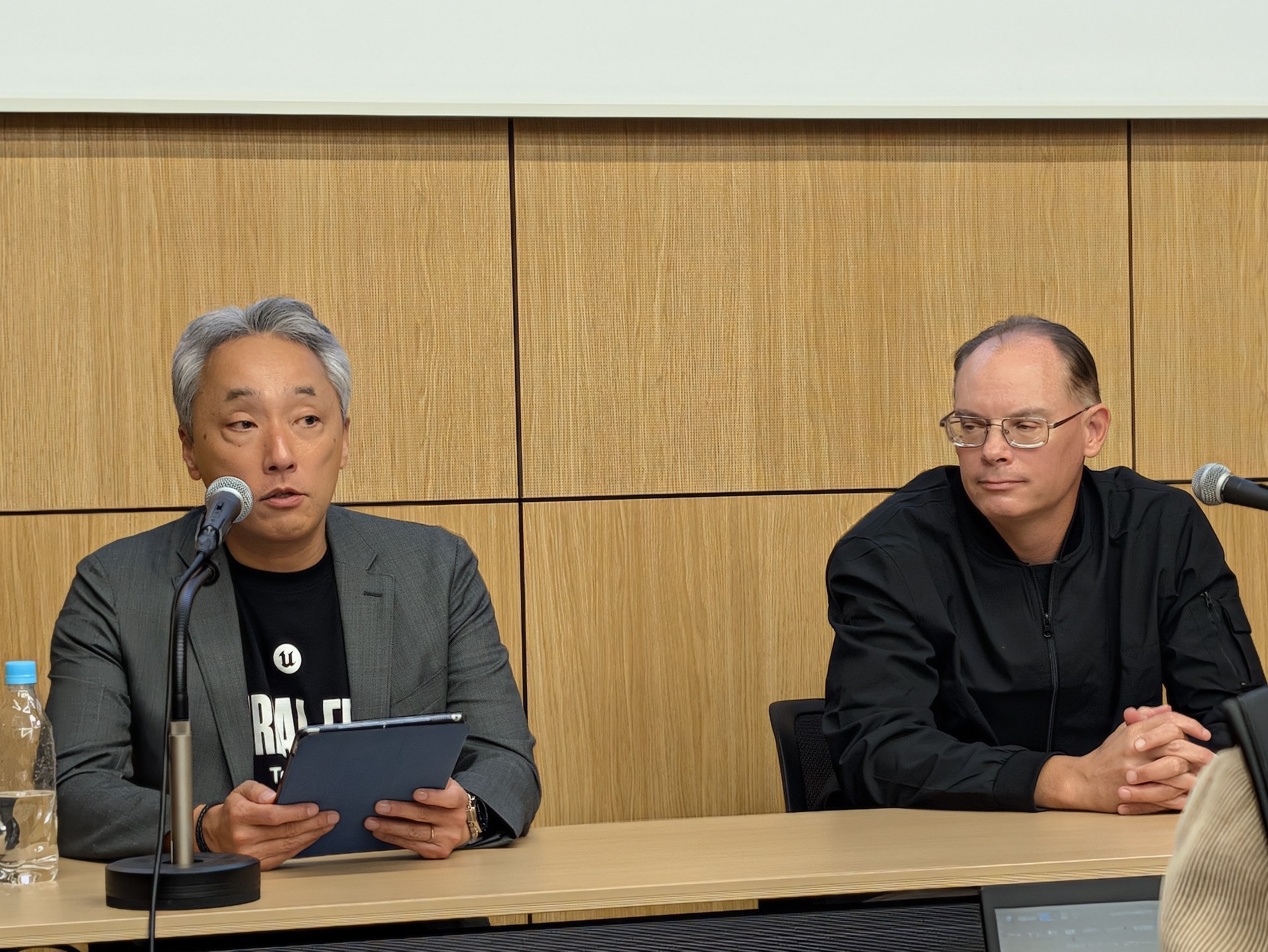 質疑応答はメディアのみのプレスルームで行なわれた