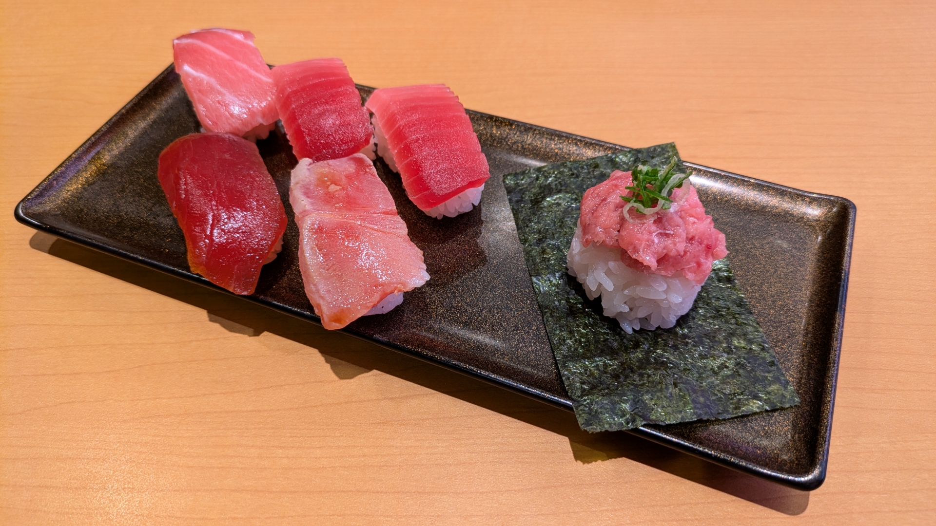 「さくらみこコラボ限定缶バッジ付き 天然インド鮪6貫盛り」。贅沢に鮪を堪能しつつ、缶バッジがゲットできる