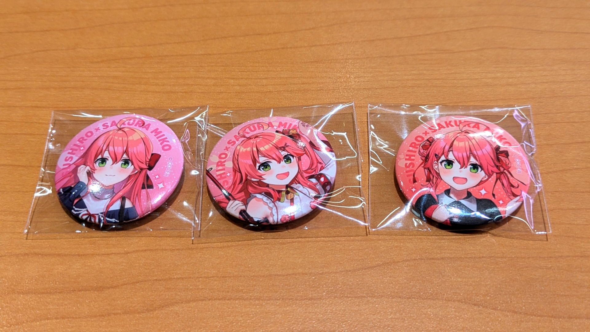 缶バッジは全3種。コラボデザインの顔部分が使用されている。どれもかわいい……