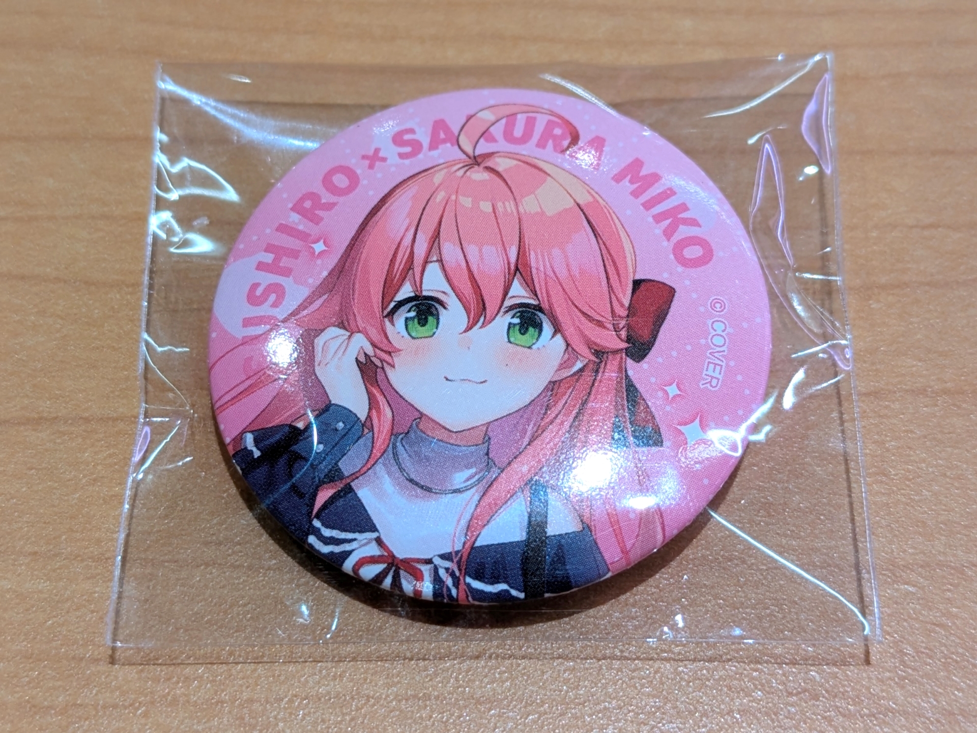 缶バッジは全3種。コラボデザインの顔部分が使用されている。どれもかわいい……