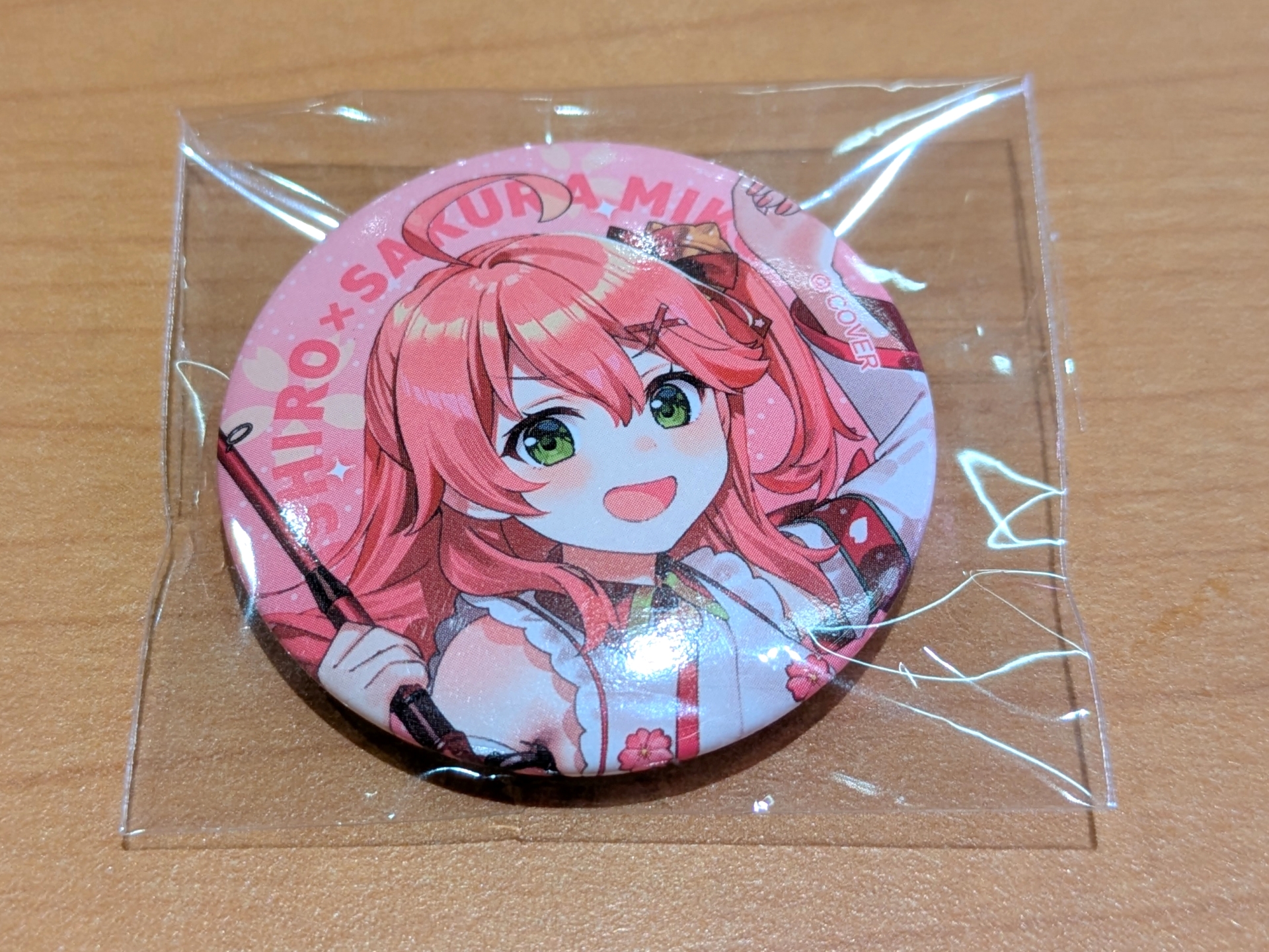 缶バッジは全3種。コラボデザインの顔部分が使用されている。どれもかわいい……