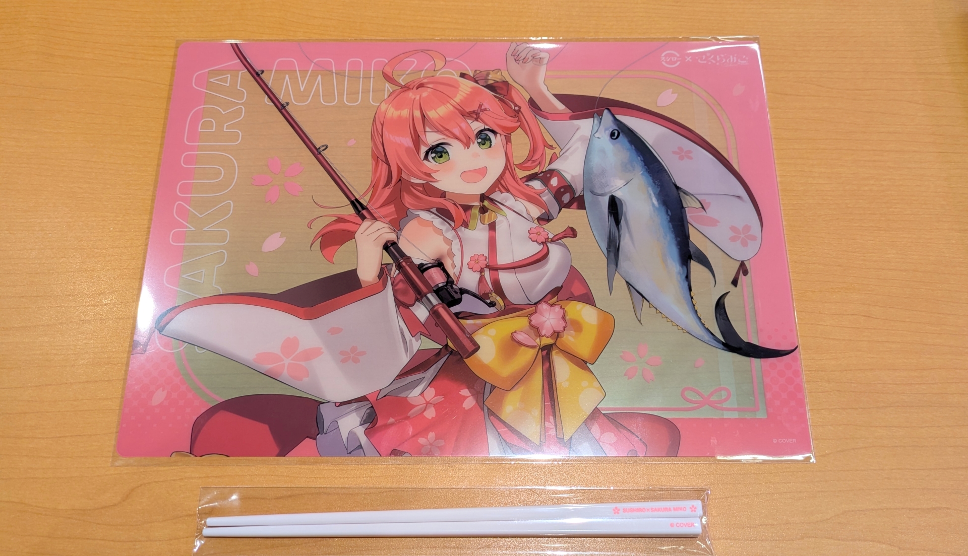 大判のクリア素材仕様となる、ビジュ良すぎなコラボイラストを堪能できるランチョンマット。箸もそれぞれカラーと意匠が異なっている