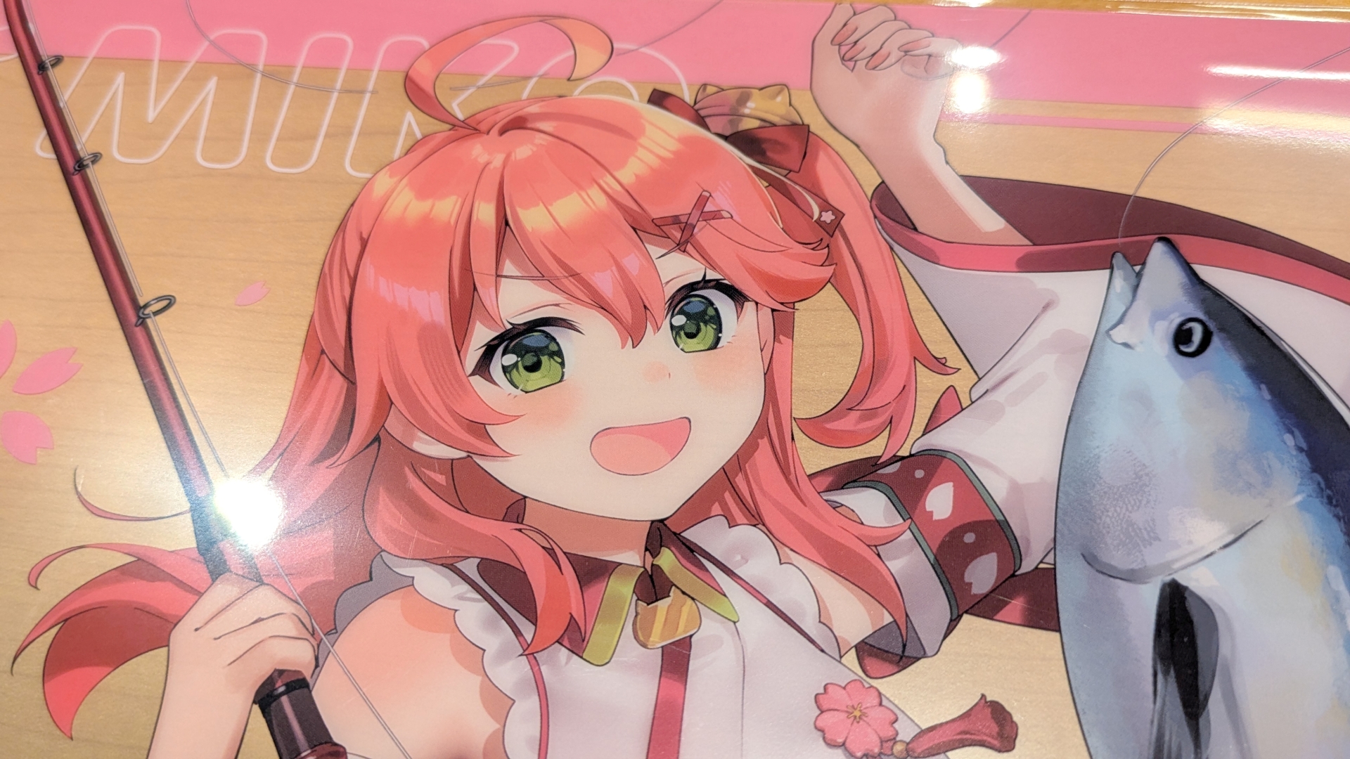 大判のクリア素材仕様となる、ビジュ良すぎなコラボイラストを堪能できるランチョンマット。箸もそれぞれカラーと意匠が異なっている