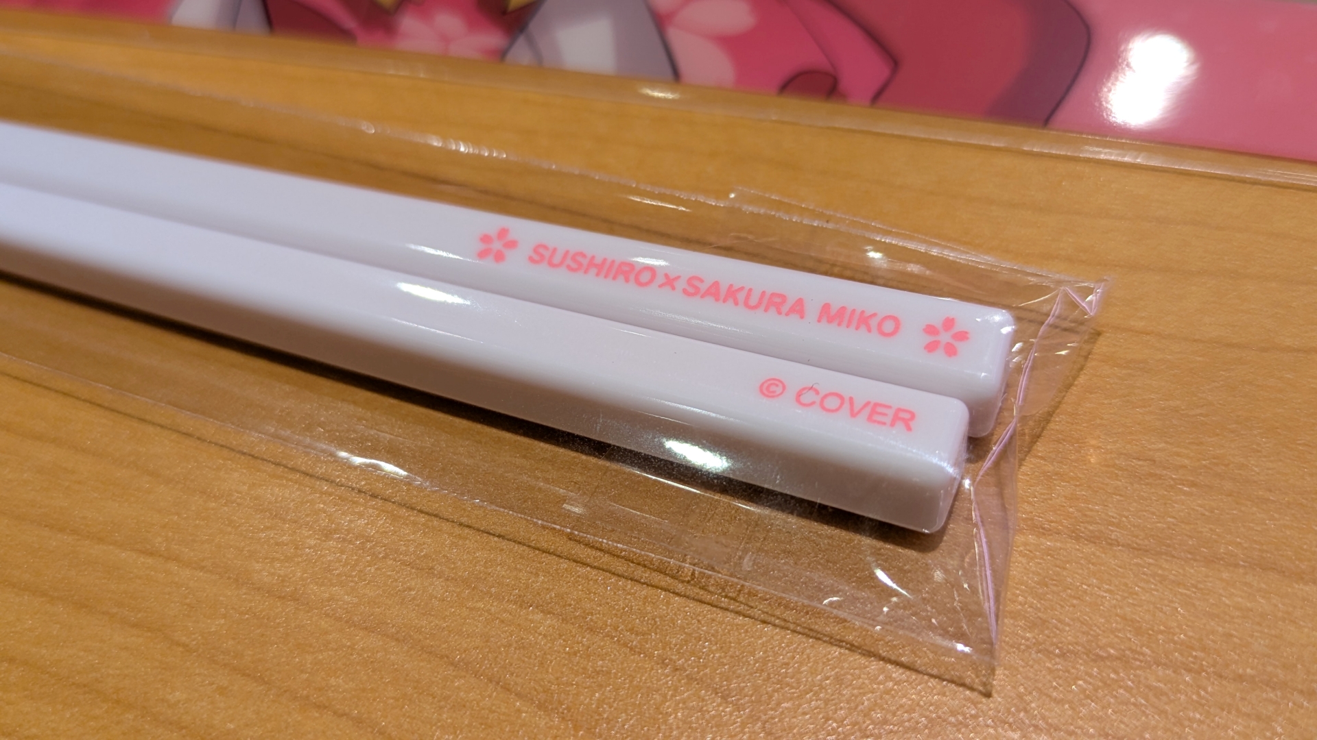 大判のクリア素材仕様となる、ビジュ良すぎなコラボイラストを堪能できるランチョンマット。箸もそれぞれカラーと意匠が異なっている