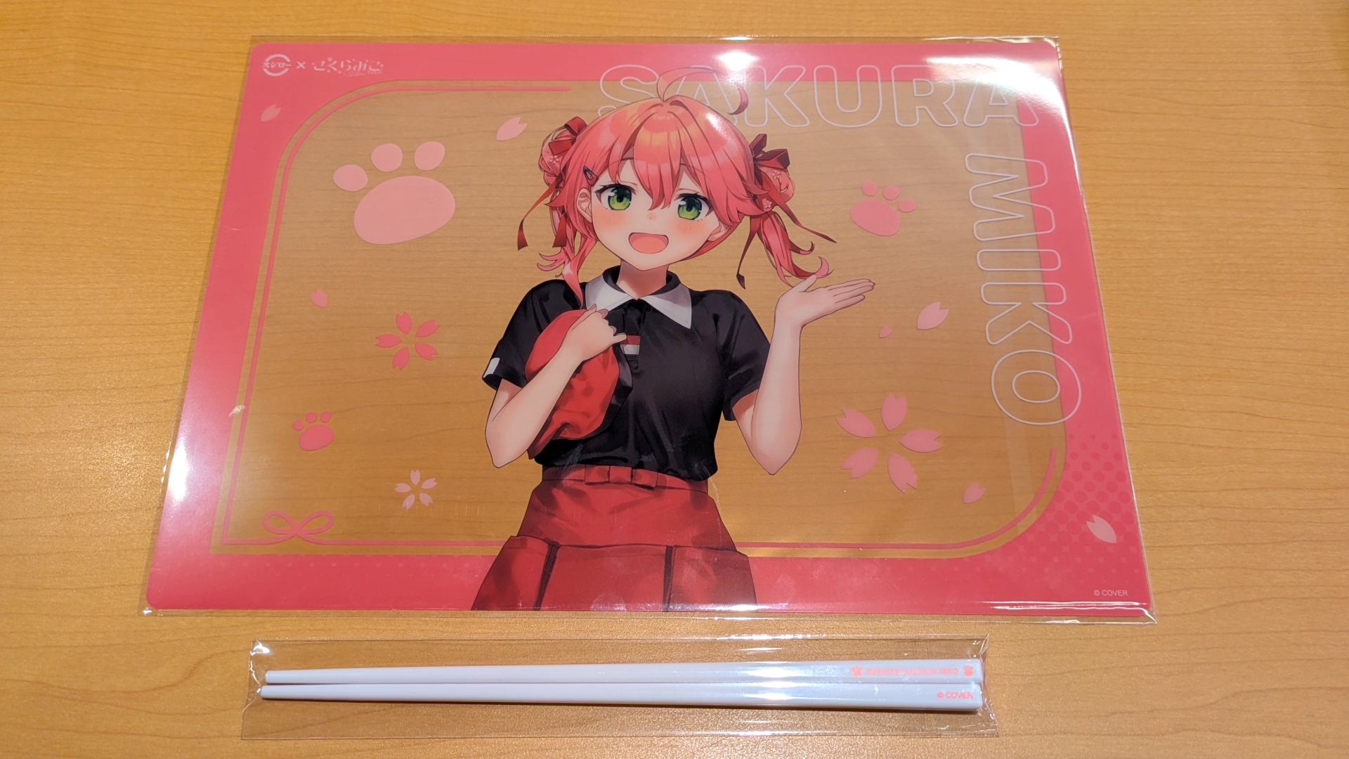 大判のクリア素材仕様となる、ビジュ良すぎなコラボイラストを堪能できるランチョンマット。箸もそれぞれカラーと意匠が異なっている