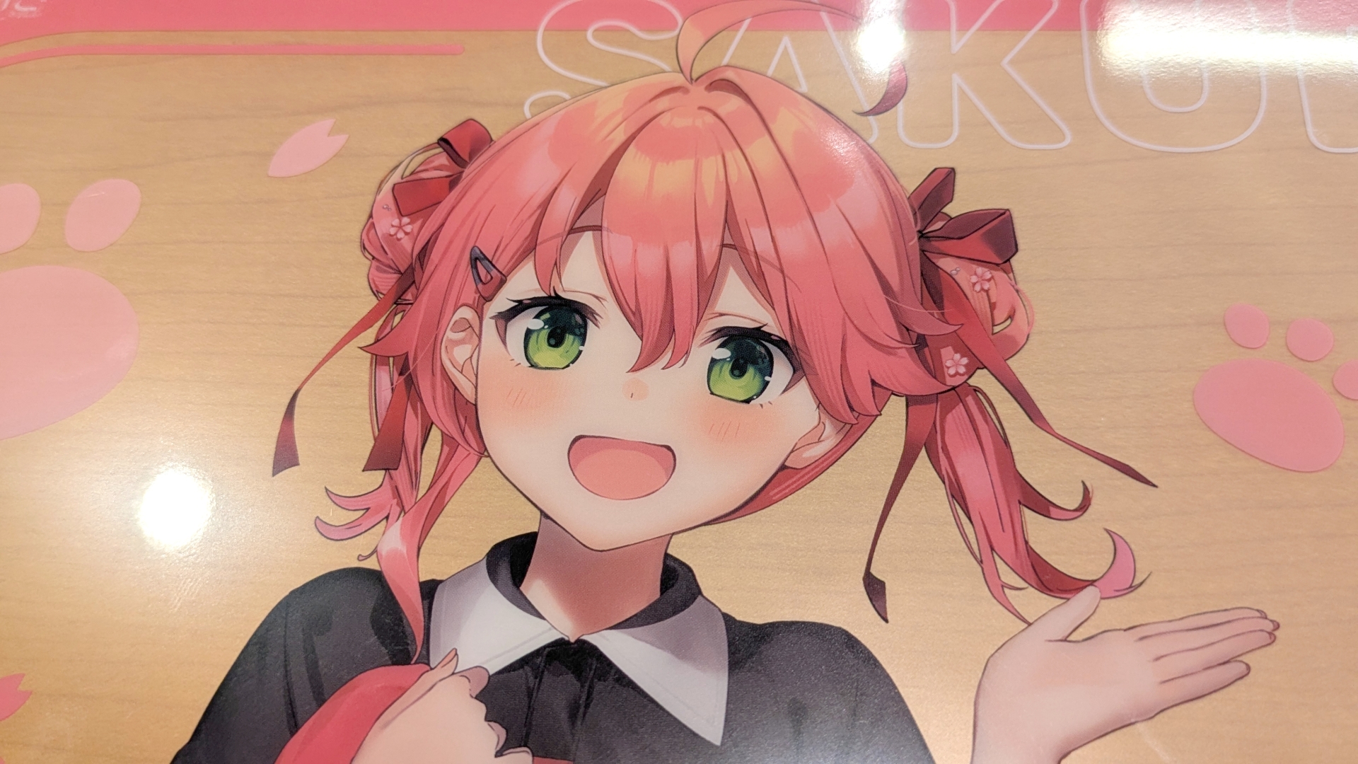 大判のクリア素材仕様となる、ビジュ良すぎなコラボイラストを堪能できるランチョンマット。箸もそれぞれカラーと意匠が異なっている