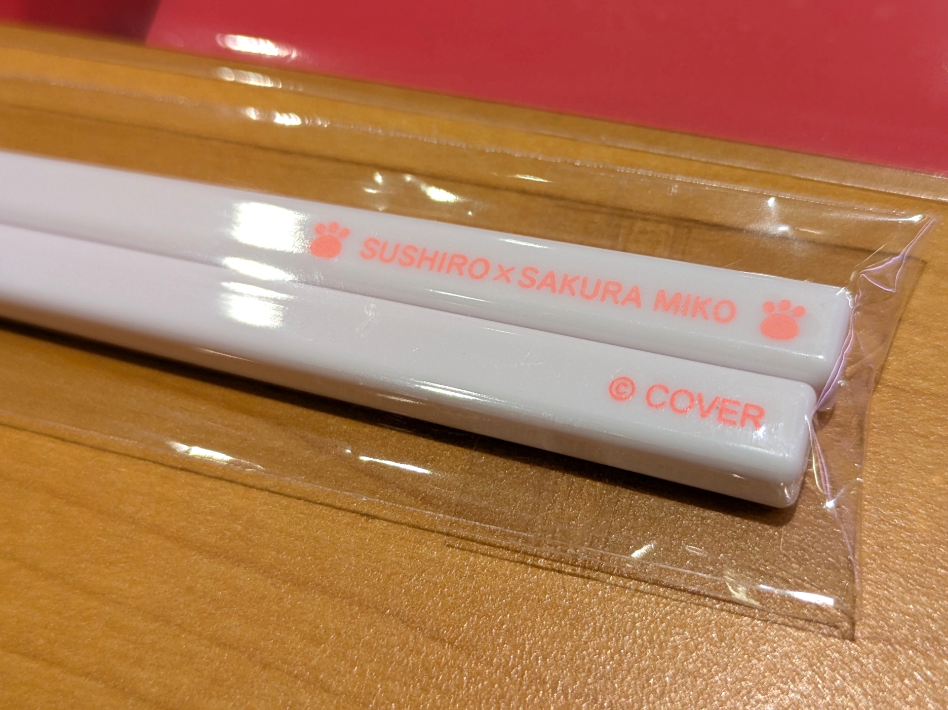 大判のクリア素材仕様となる、ビジュ良すぎなコラボイラストを堪能できるランチョンマット。箸もそれぞれカラーと意匠が異なっている