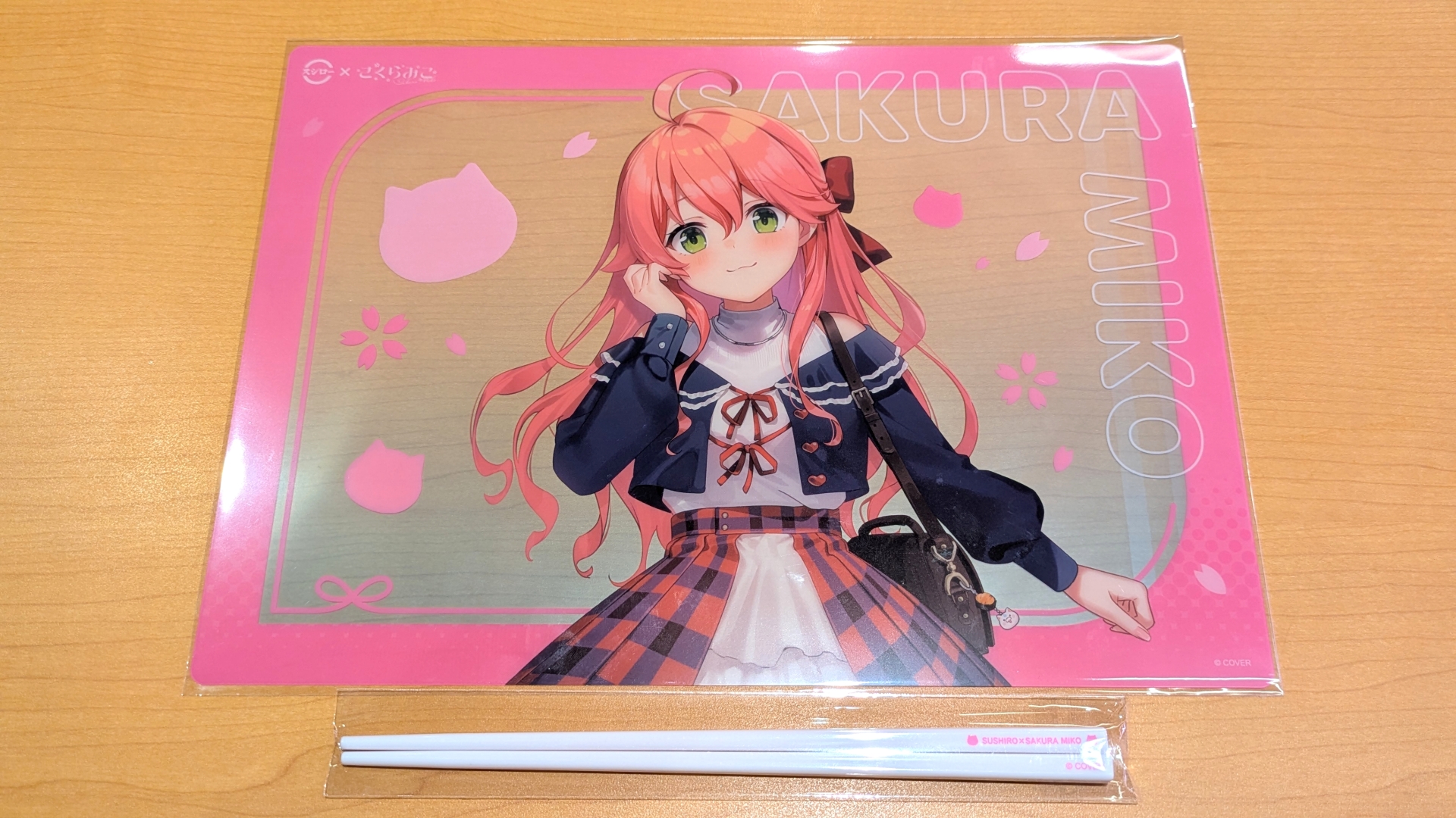 大判のクリア素材仕様となる、ビジュ良すぎなコラボイラストを堪能できるランチョンマット。箸もそれぞれカラーと意匠が異なっている