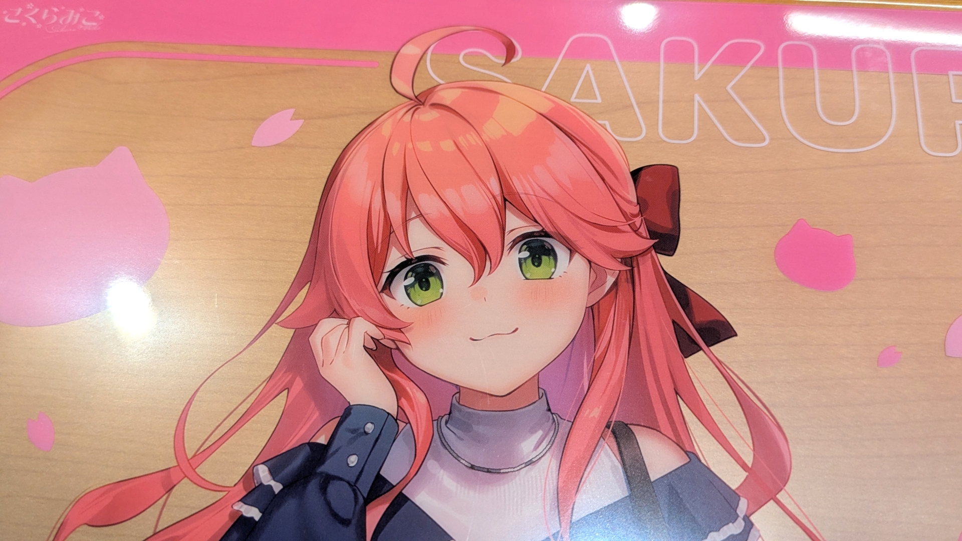 大判のクリア素材仕様となる、ビジュ良すぎなコラボイラストを堪能できるランチョンマット。箸もそれぞれカラーと意匠が異なっている