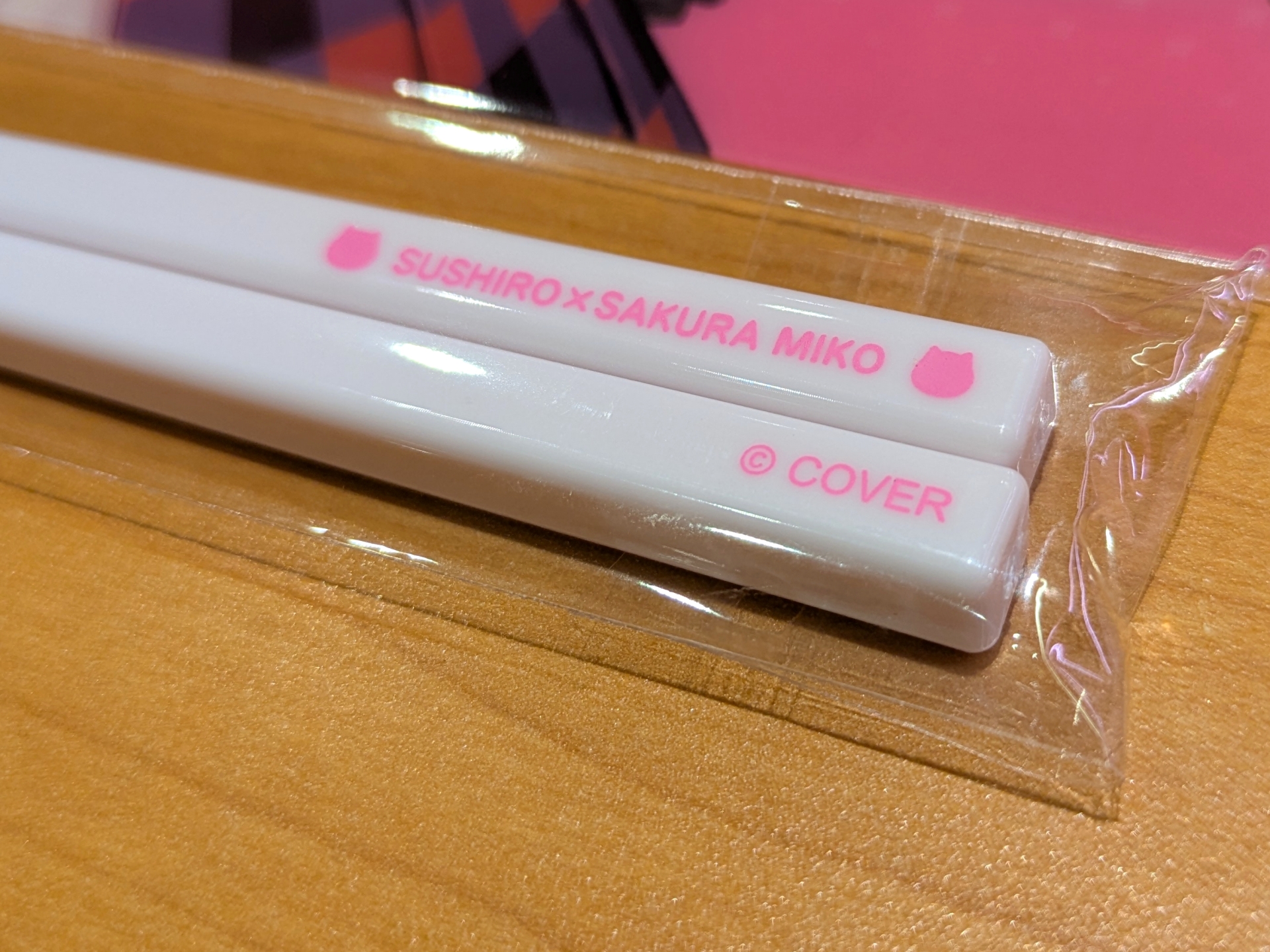 大判のクリア素材仕様となる、ビジュ良すぎなコラボイラストを堪能できるランチョンマット。箸もそれぞれカラーと意匠が異なっている