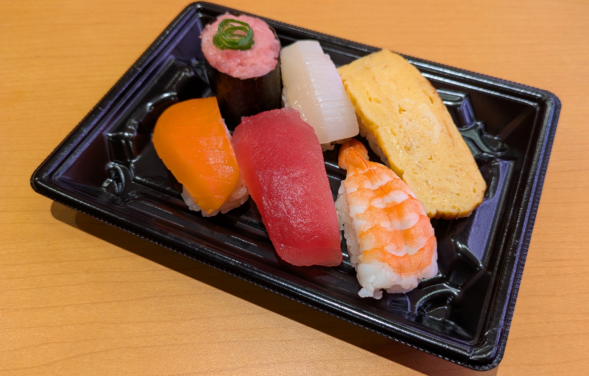 メニューはまぐろ、サーモン、えび、いか、たまご、ねぎまぐろ軍艦の6貫セットとなる