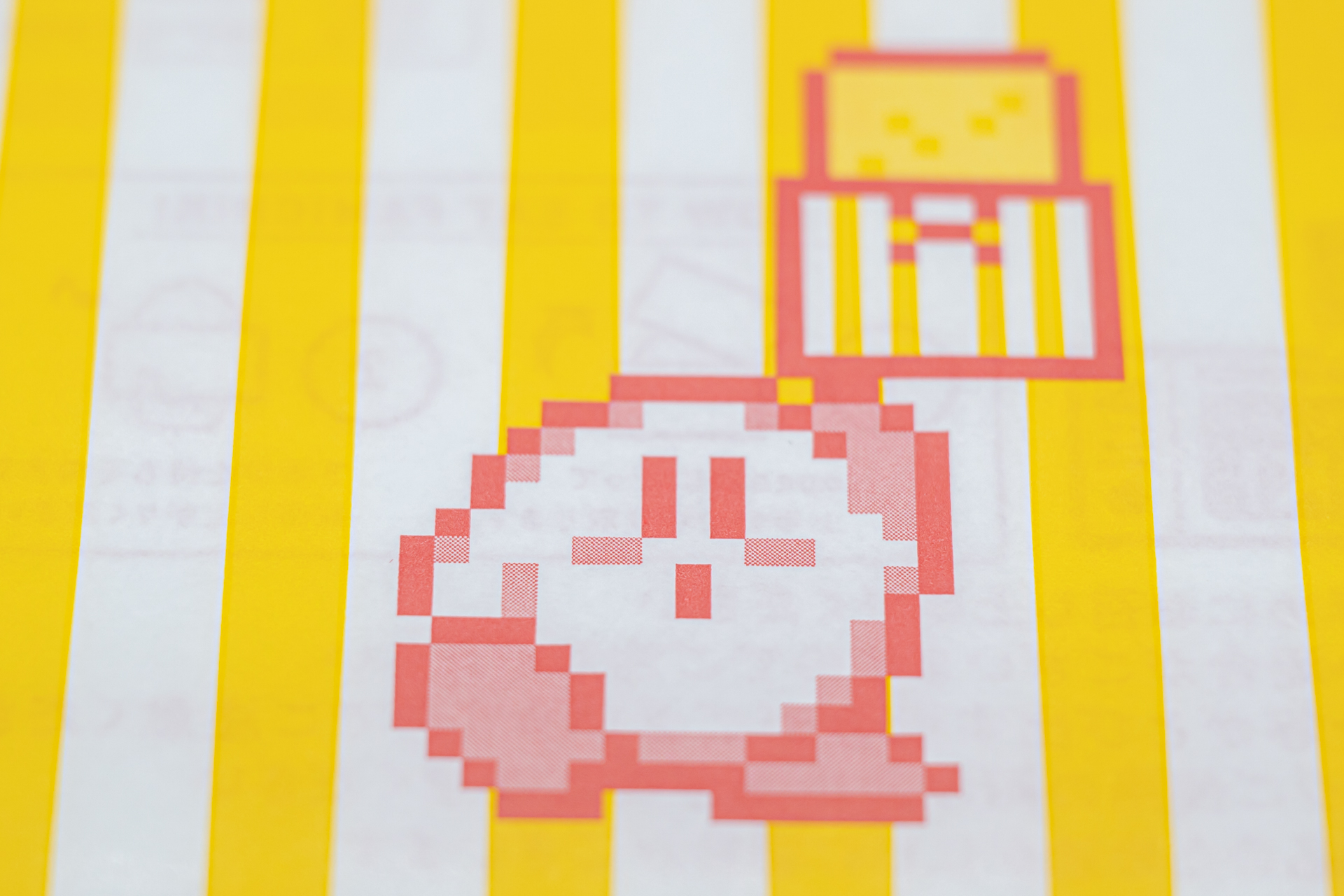 おなじみのポーズで、天高くファミチキを掲げるカービィをデザイン