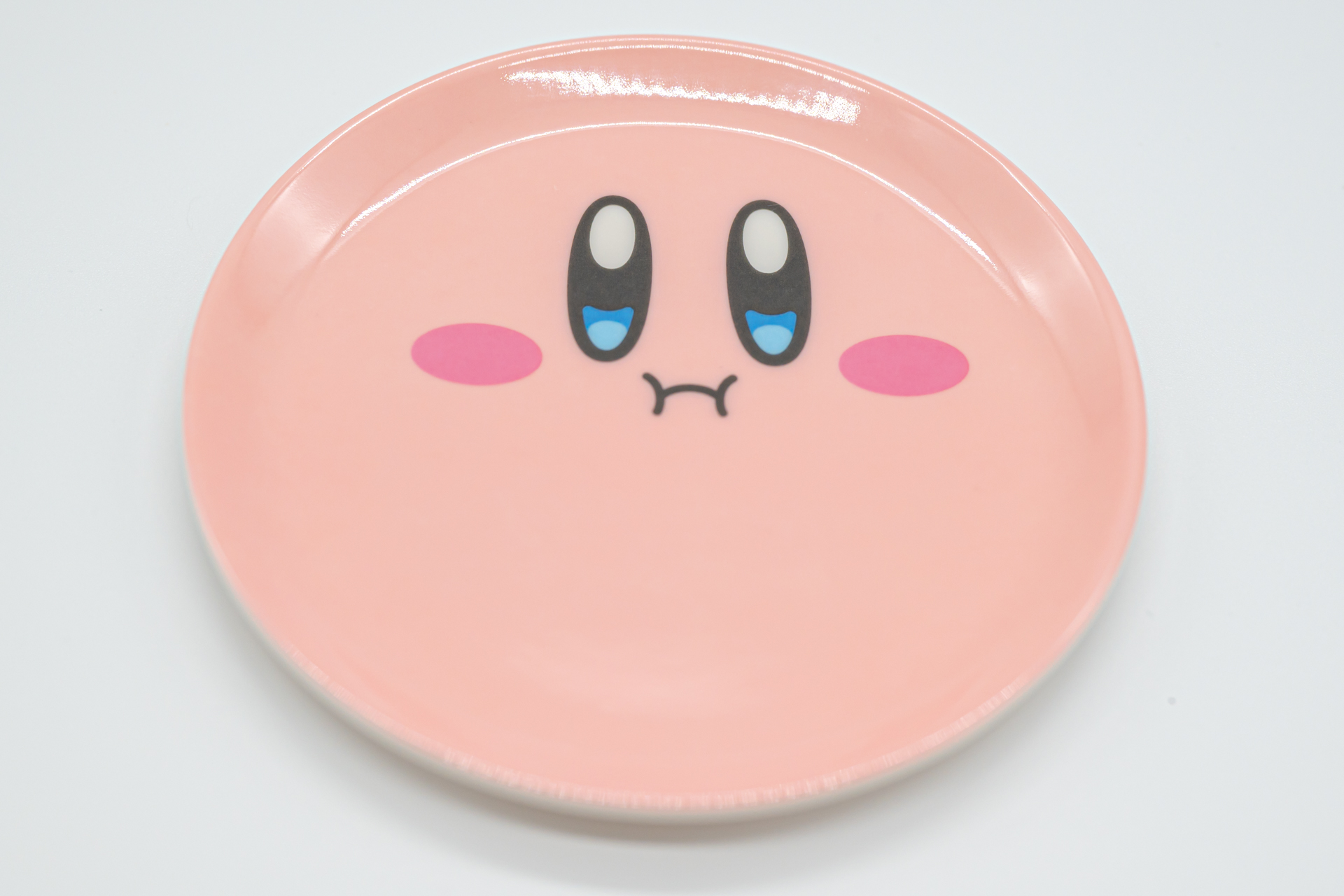 かわいらしい顔をぷっくりとふくらませた、頬張り顔のカービィが豆皿に