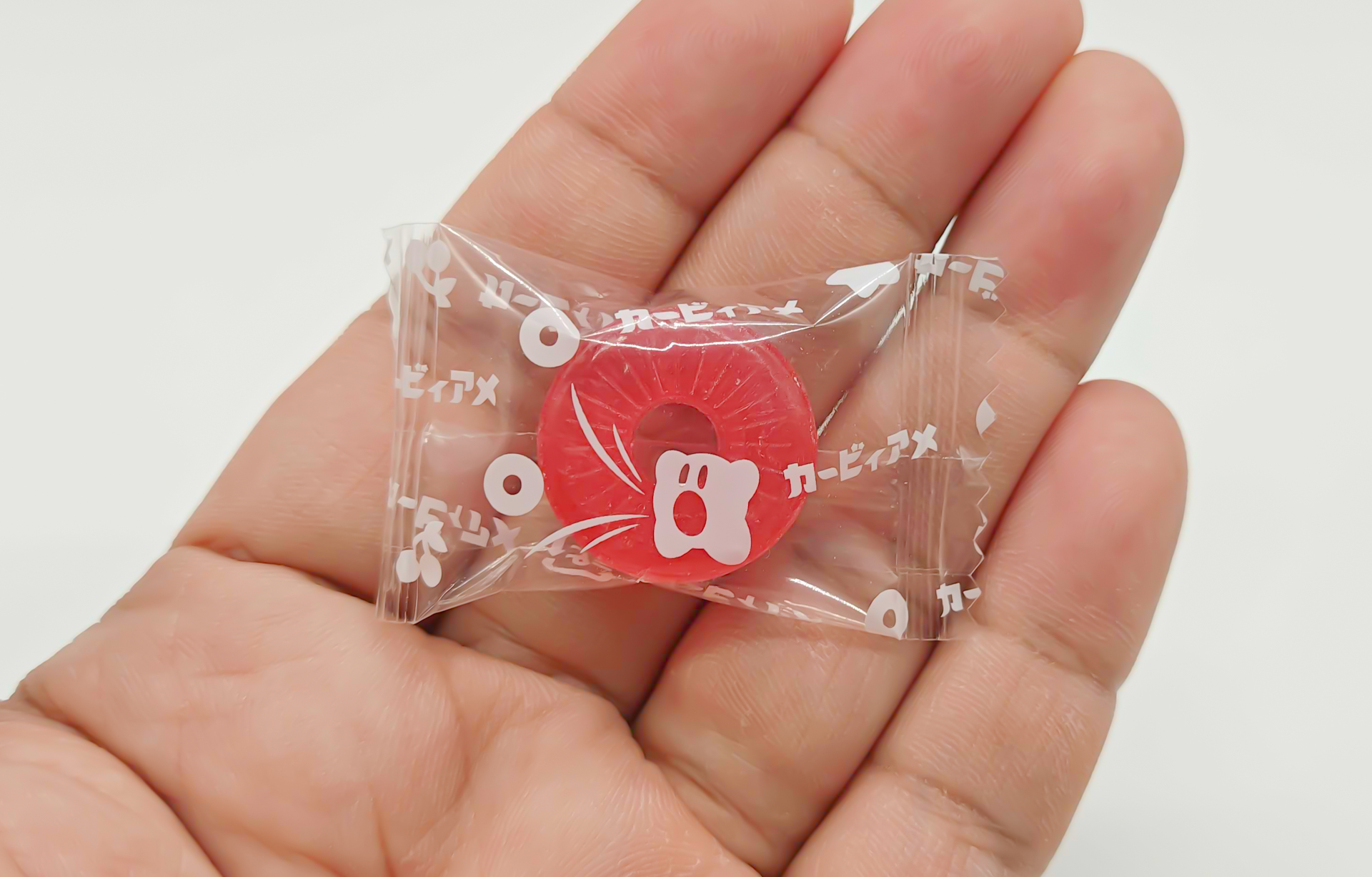 おなじみのパインアメがさくらんぼ味に。あと引く甘酸っぱさなので食べ過ぎにご用心……！