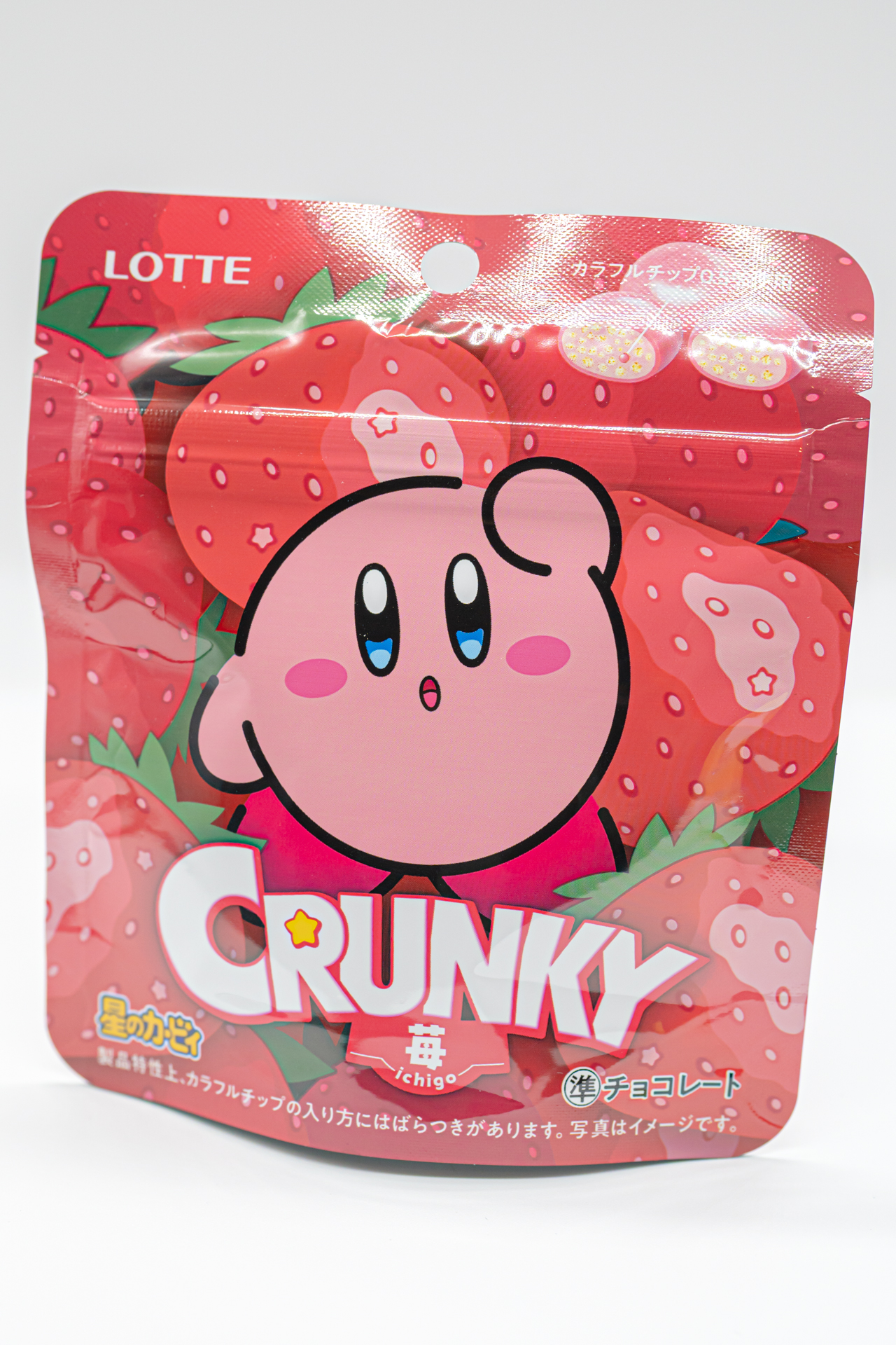 びっしりと苺が描かれたパッケージにかわいらしいカービィの姿が