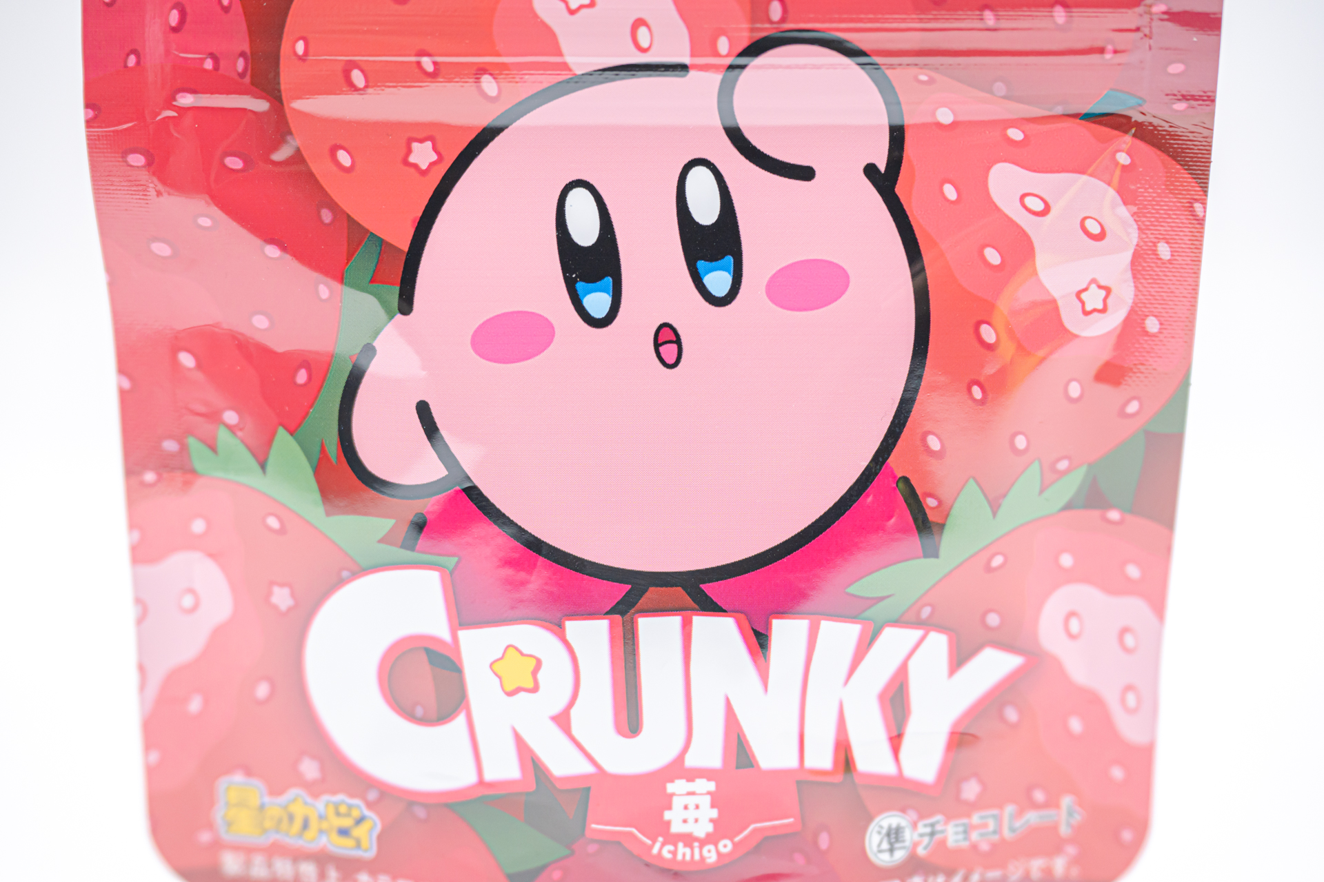 びっしりと苺が描かれたパッケージにかわいらしいカービィの姿が