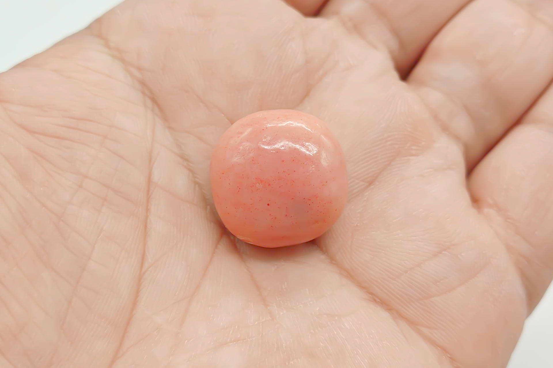 お味はミルキーさを感じる苺チョコ味。サクサク＆ザクザク食感と相性バツグン！