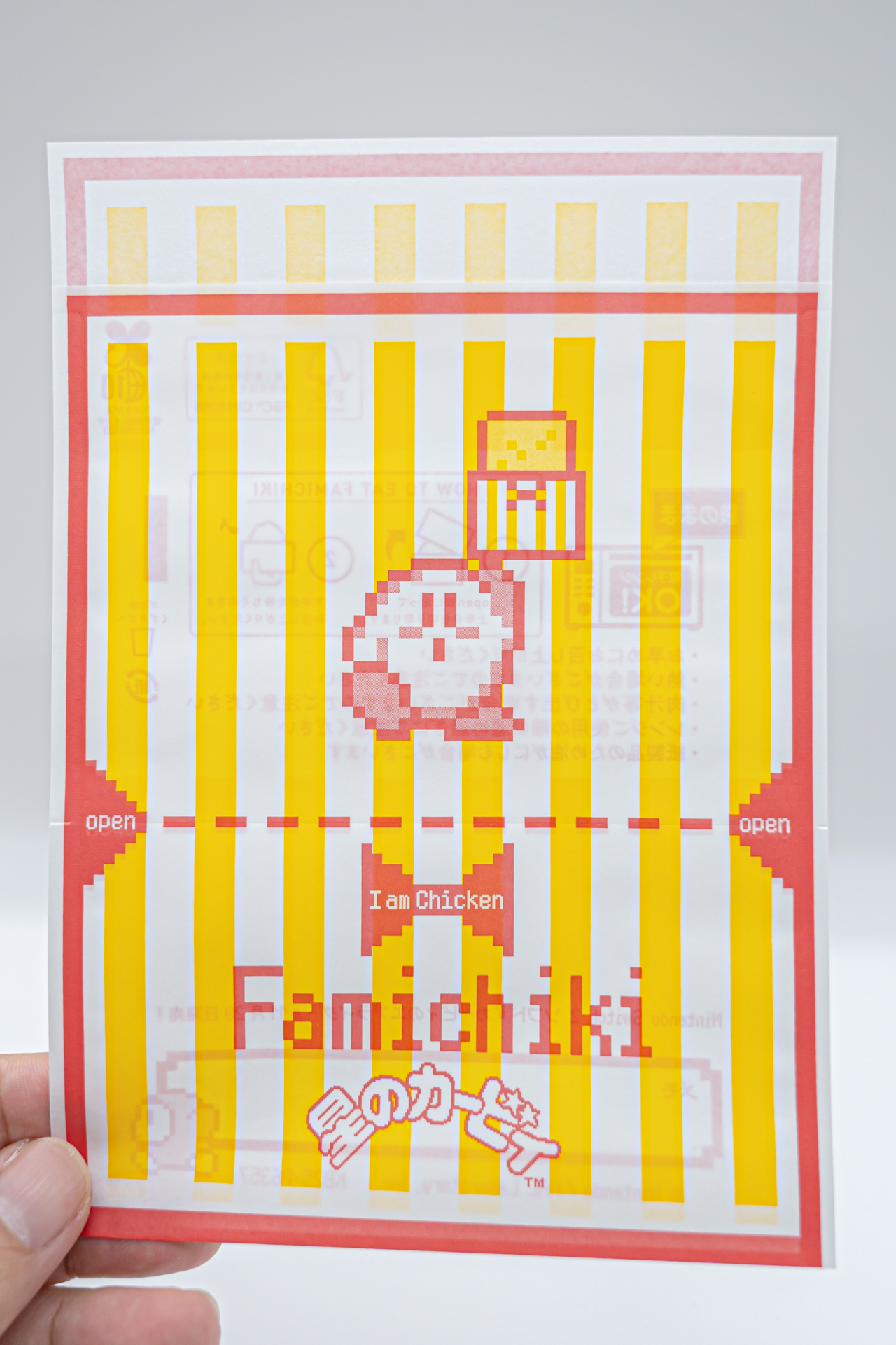 おなじみのポーズで、天高くファミチキを掲げるカービィをデザイン