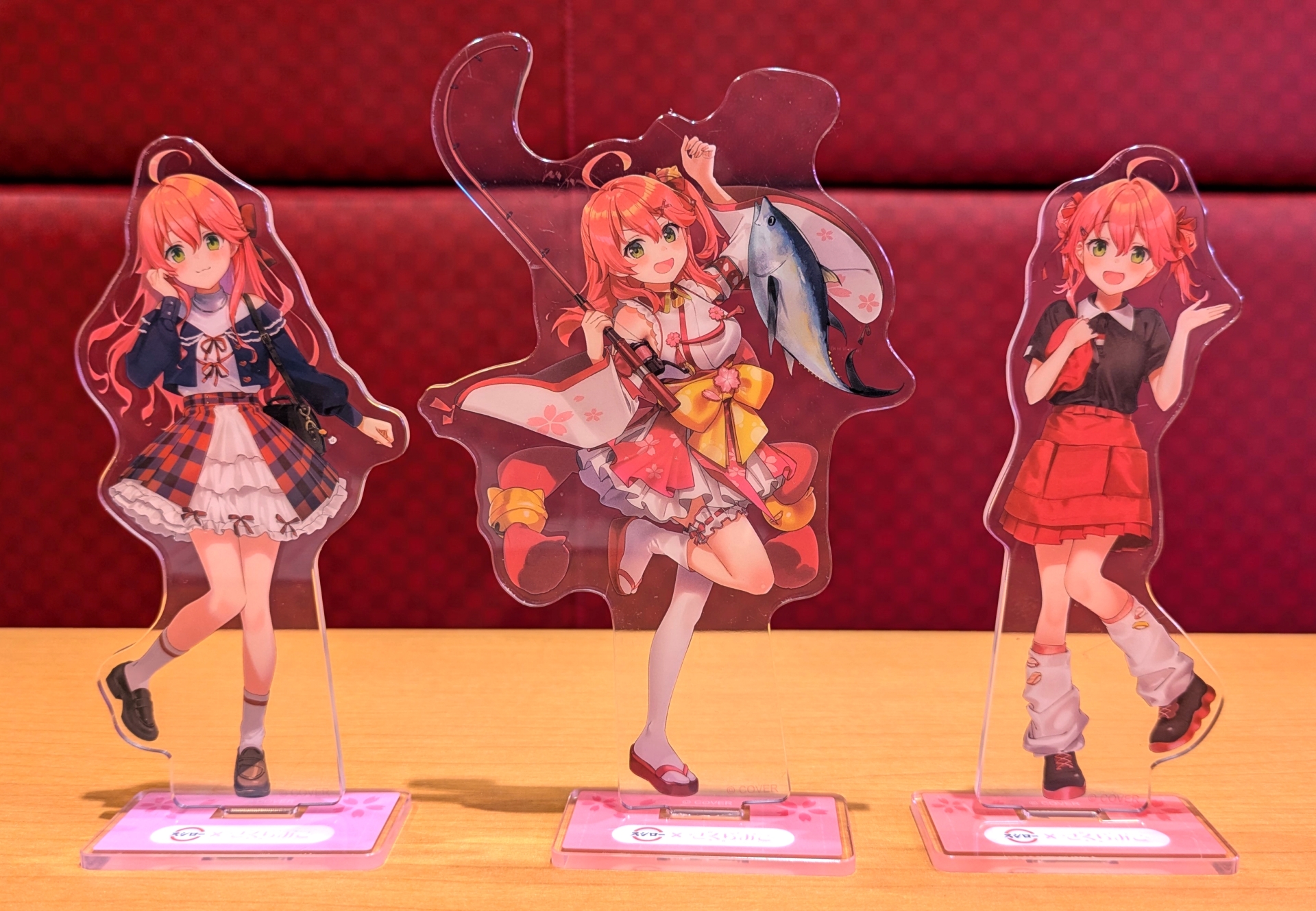 アクリルスタンドは全3種。コラボビジュアルは衣装はもとより表情や髪型もそれぞれ異なっており、その全身が楽しめるアイテムとなっている