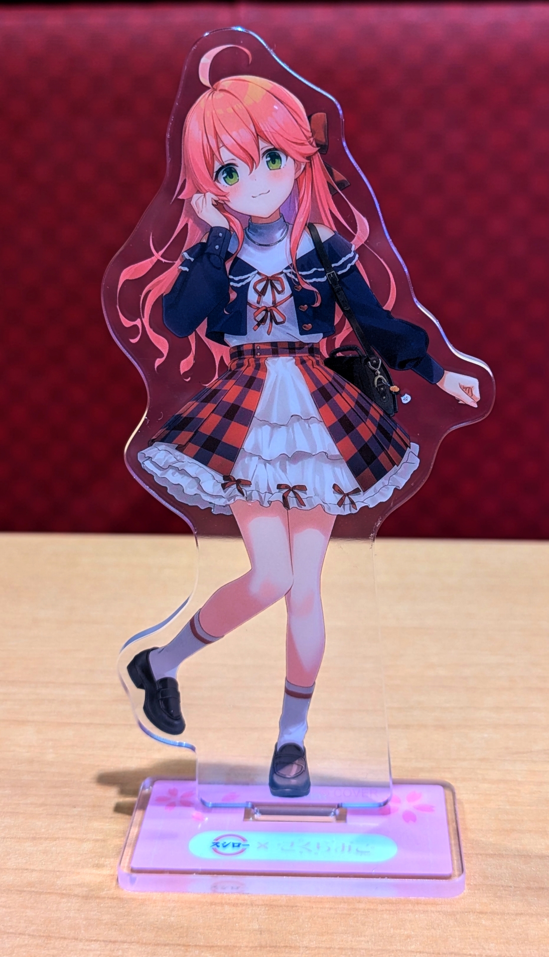 アクリルスタンドは全3種。コラボビジュアルは衣装はもとより表情や髪型もそれぞれ異なっており、その全身が楽しめるアイテムとなっている