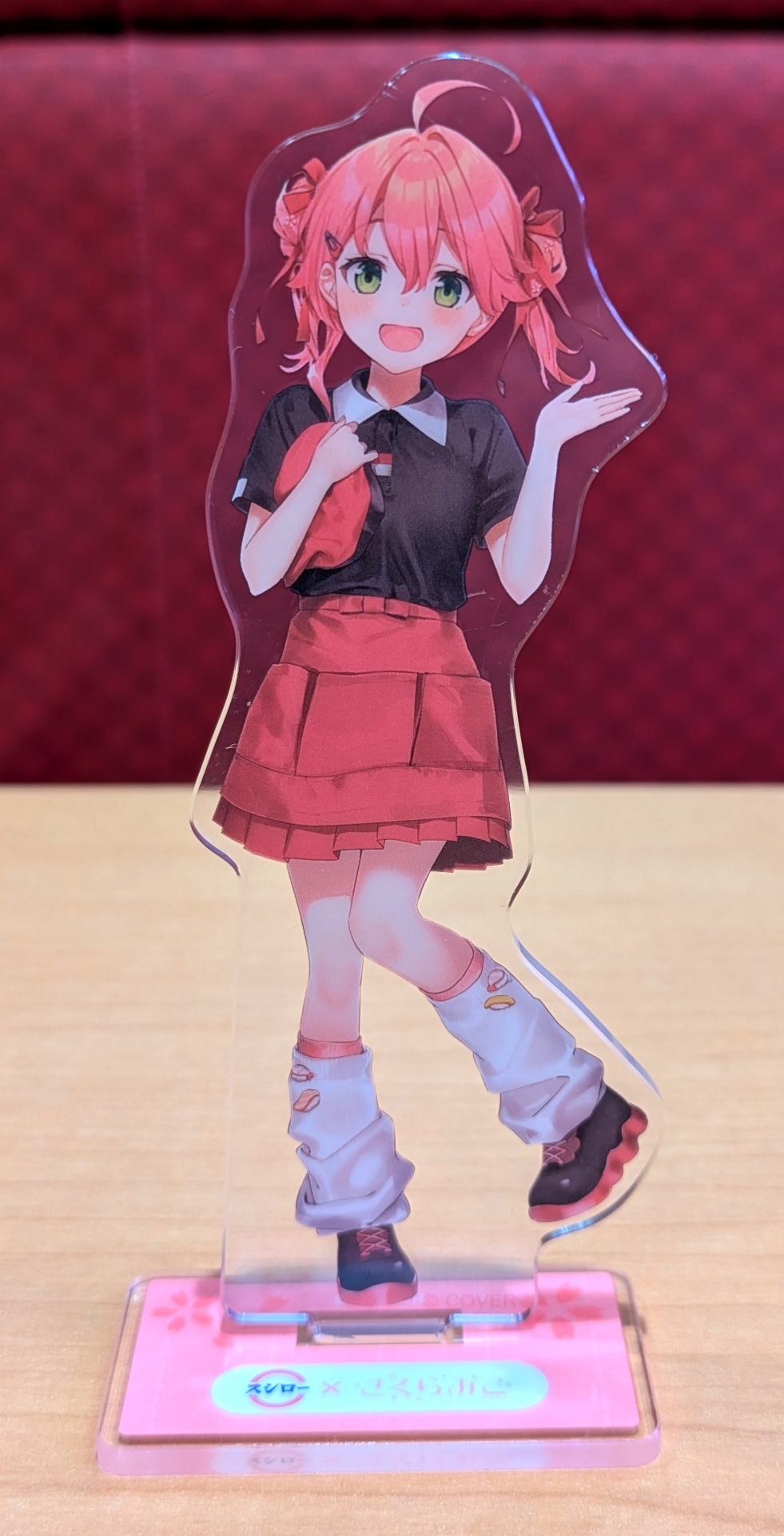 アクリルスタンドは全3種。コラボビジュアルは衣装はもとより表情や髪型もそれぞれ異なっており、その全身が楽しめるアイテムとなっている