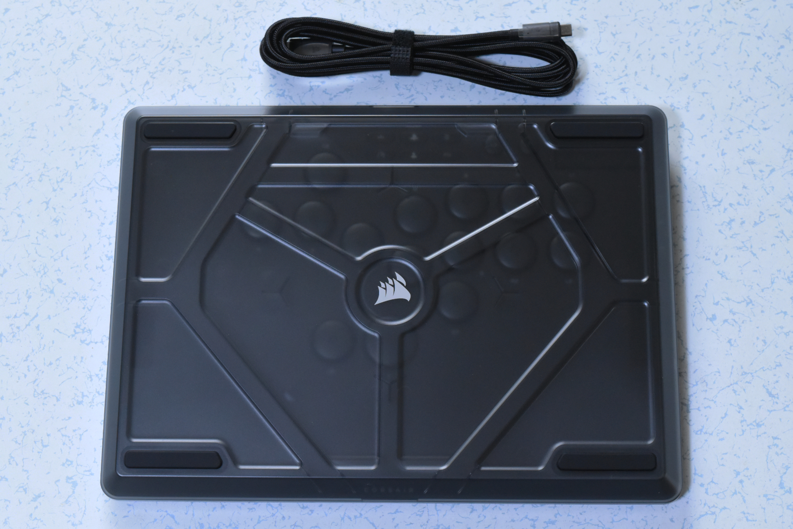 持ち運びの際にボタンを保護するためのケースと、USBケーブルが付属している