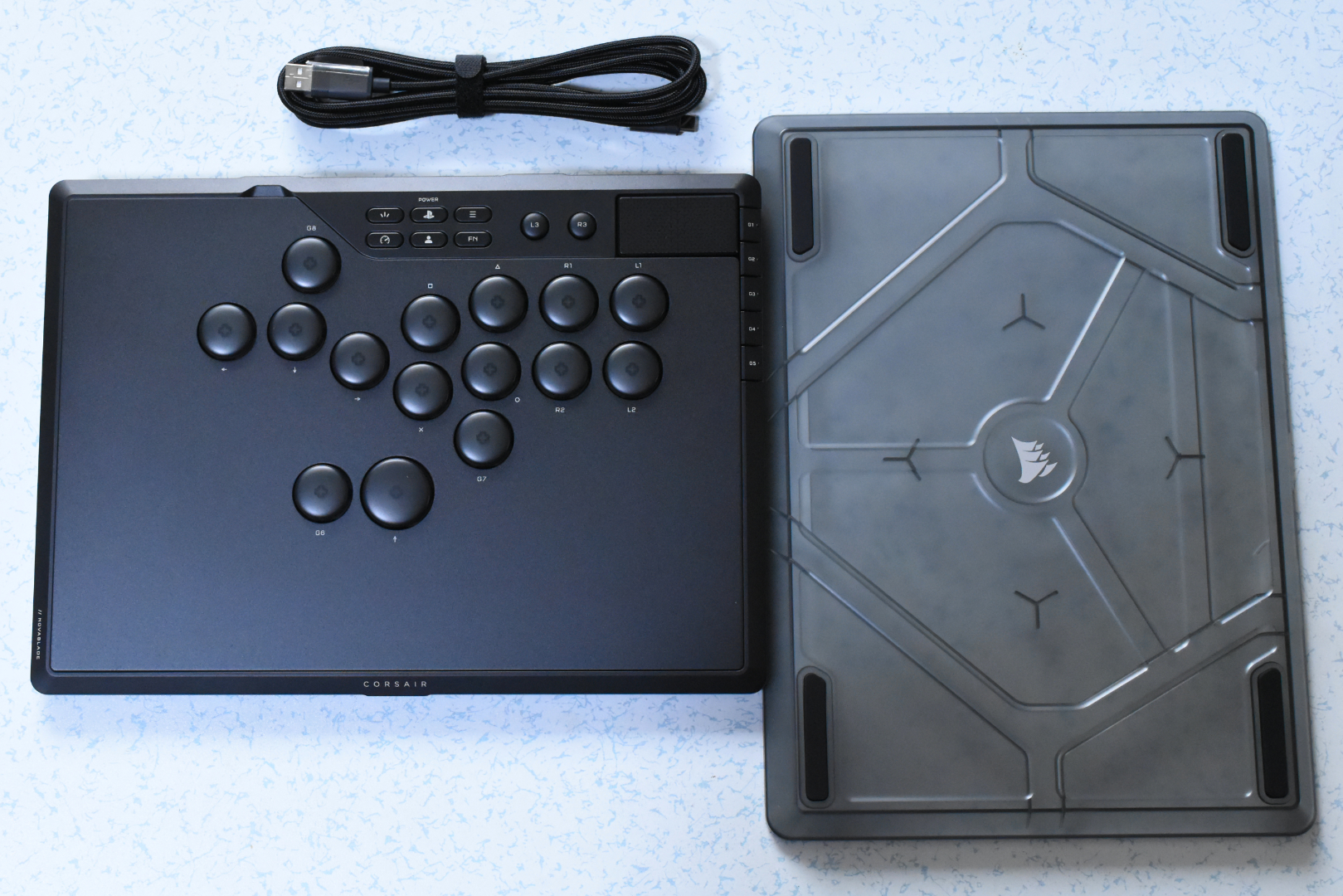 持ち運びの際にボタンを保護するためのケースと、USBケーブルが付属している