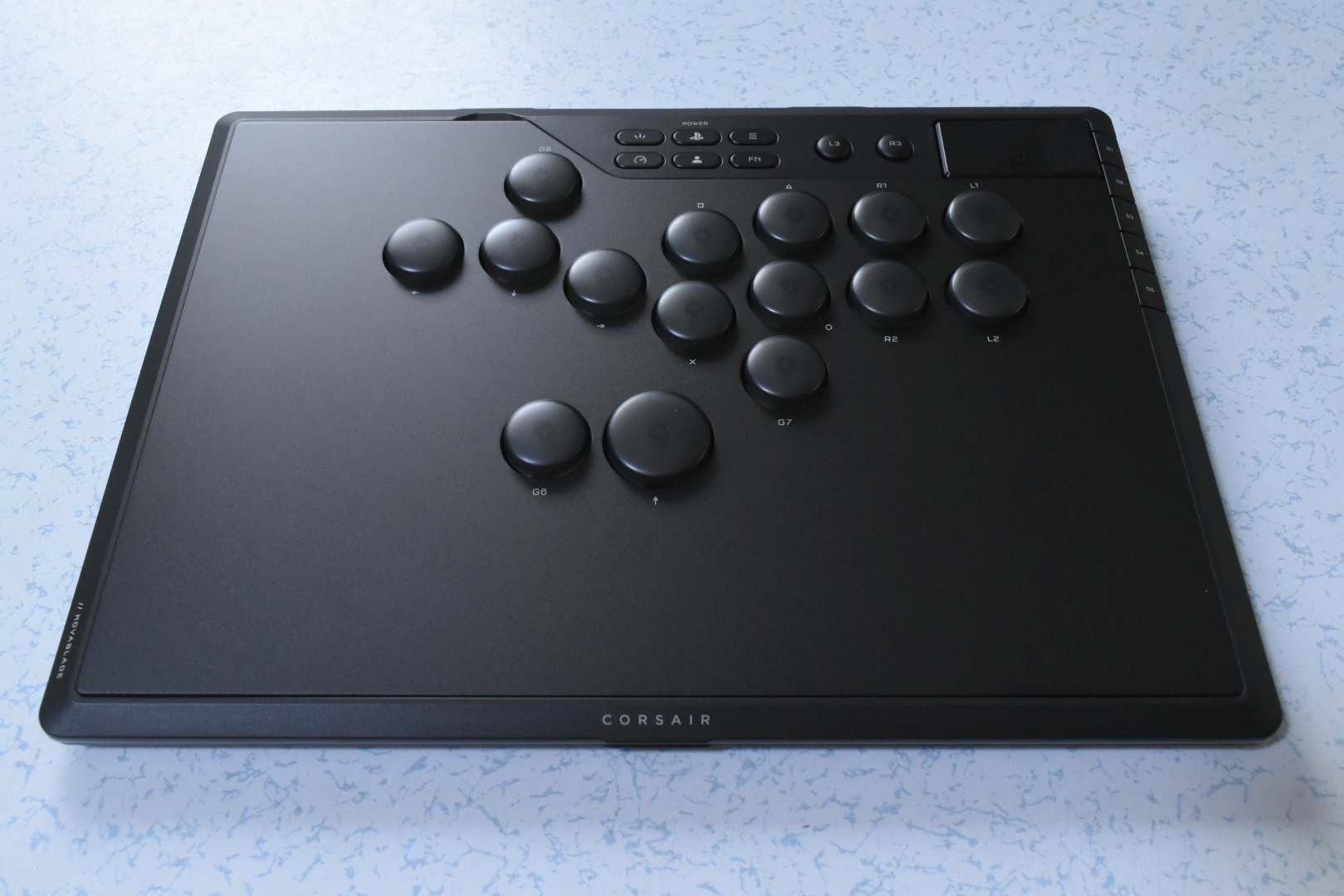 マットブラックのカラーが高級感を演出している